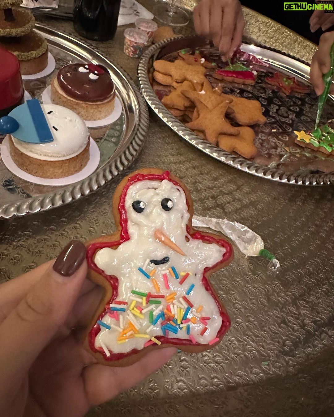 Dhvani Bhanushali Instagram - Merry Christmas and happy holidays ❤️🎄 Decorated a tree and a ginger bread cookie 🤓