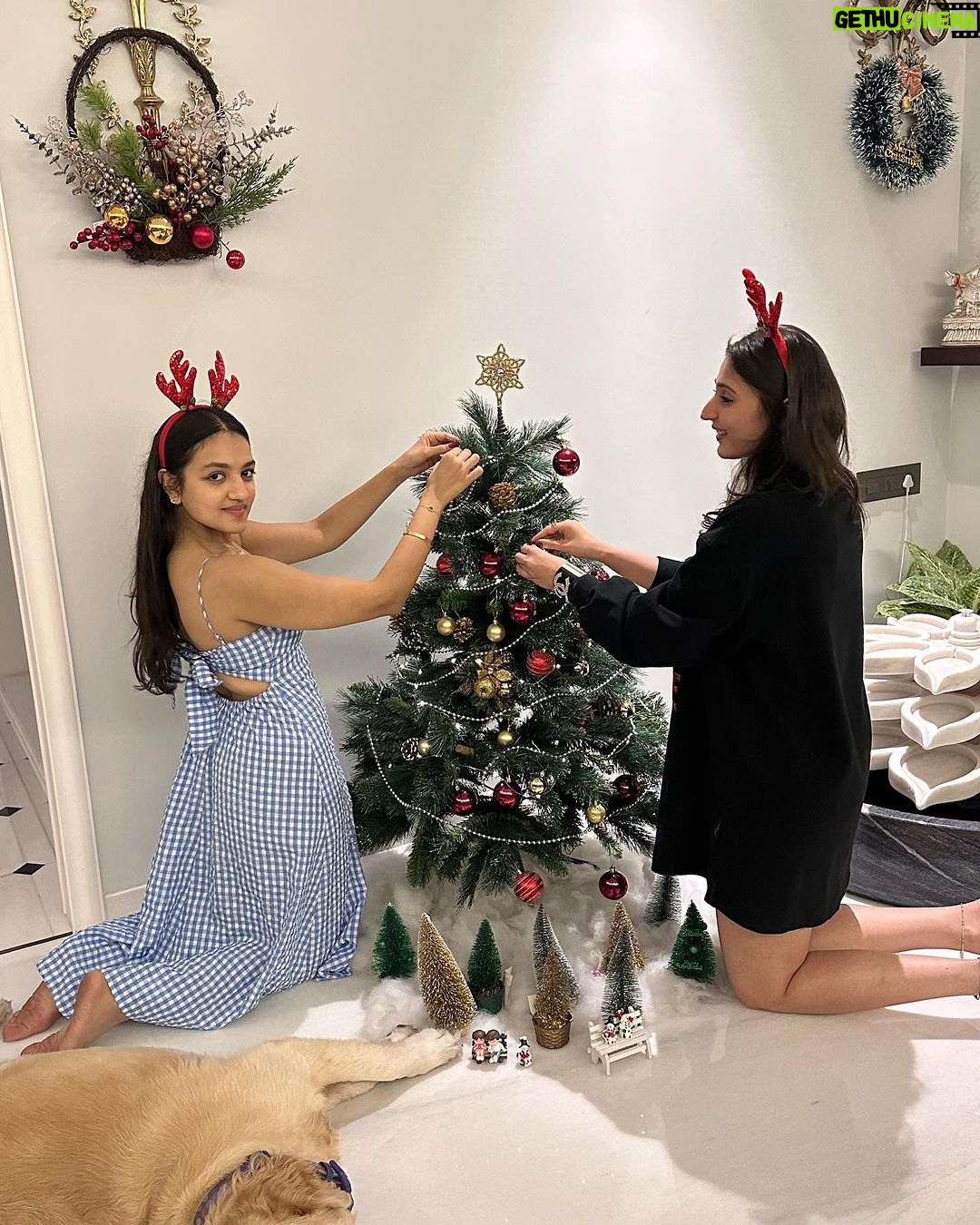 Dhvani Bhanushali Instagram - Merry Christmas and happy holidays ❤️🎄 Decorated a tree and a ginger bread cookie 🤓