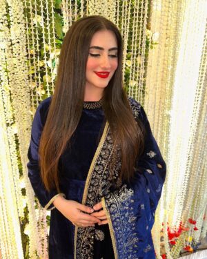 Diana Khan Instagram - Tujhe chuye bina bhi mehsoos kiya hai
Maine tere ehsaas se bhi ishq kiya hai♥️