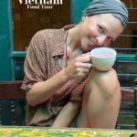 Diana Nicolau Instagram - Diz-se muita coisa do Vietname mas a comida é consensual. É ÓPTIMA!! Ainda ele não tinha recuperado do jetlag e já estávamos no meio do caos de Hanoi à boleia de uma food tour. É que não há tempo a perder e a gula é muita. Andámos a percorrer todos os cantinhos e ruelas da cidade em busca DA cena que nos fazia revirar os olhos. E não é que foram todas? 🤪🤤 Ainda ouvimos um veterano da guerra do Vietnam (ou como eles chamam “The War Against the US” a contar histórias e a tocar o Frère Jacques 😅 Acho que nos 5 dias que me faltam, vai ser 1 kg por dia. Seja. ☺️ full belly is a happy belly ☺️ ‼️TIP‼️ Do a good tour in Hanoi!