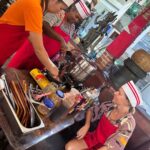 Diana Nicolau Instagram - Não levo souvenirs para ninguém. Levo melhor. Levo especiarias para cozinhar as receitas que fui aprendendo nas diferentes 6 aulas de cozinha que fiz nos 5 países por onde passei, e quando regressar cozinho para os amigos e família. E esse é o meu souvenir. Melhor que um íman para o frigorífico, não? 😉 Amigos, preparem-se que já não falta muito. Só preciso é que no aeroporto não me fiquem com as especiarias. MY TOP 5: 🥘 Nº 1 ➡️ Garlic Curry (Sri Lanka) 🤤 Nº 2 ➡️ Coconut Sambol with Roti (Sri Lanka) 🥥 Nº 3 ➡️ Mango Sticky Rice (Thailand) 🥭 Nº 4 ➡️ Fish Amok (Cambodia) 🐠 Nº 5 ➡️ Veggie Fried Spring Rolls (Vietname) 🥗 🇬🇧 ENG 🇬🇧 I dont buy souvenirs for friends or family, I learned how to cook traditional dishes at the 6 cooking classes I did throughout the 5 countries I’ve been to, and when I’m back home I’ll cook for them. Or you’d rather a fridge magnet? 😏 First pic 📷 Emitsis 🙏