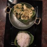 Diana Nicolau Instagram - Não levo souvenirs para ninguém. Levo melhor. Levo especiarias para cozinhar as receitas que fui aprendendo nas diferentes 6 aulas de cozinha que fiz nos 5 países por onde passei, e quando regressar cozinho para os amigos e família. E esse é o meu souvenir. Melhor que um íman para o frigorífico, não? 😉 Amigos, preparem-se que já não falta muito. Só preciso é que no aeroporto não me fiquem com as especiarias. MY TOP 5: 🥘 Nº 1 ➡️ Garlic Curry (Sri Lanka) 🤤 Nº 2 ➡️ Coconut Sambol with Roti (Sri Lanka) 🥥 Nº 3 ➡️ Mango Sticky Rice (Thailand) 🥭 Nº 4 ➡️ Fish Amok (Cambodia) 🐠 Nº 5 ➡️ Veggie Fried Spring Rolls (Vietname) 🥗 🇬🇧 ENG 🇬🇧 I dont buy souvenirs for friends or family, I learned how to cook traditional dishes at the 6 cooking classes I did throughout the 5 countries I’ve been to, and when I’m back home I’ll cook for them. Or you’d rather a fridge magnet? 😏 First pic 📷 Emitsis 🙏