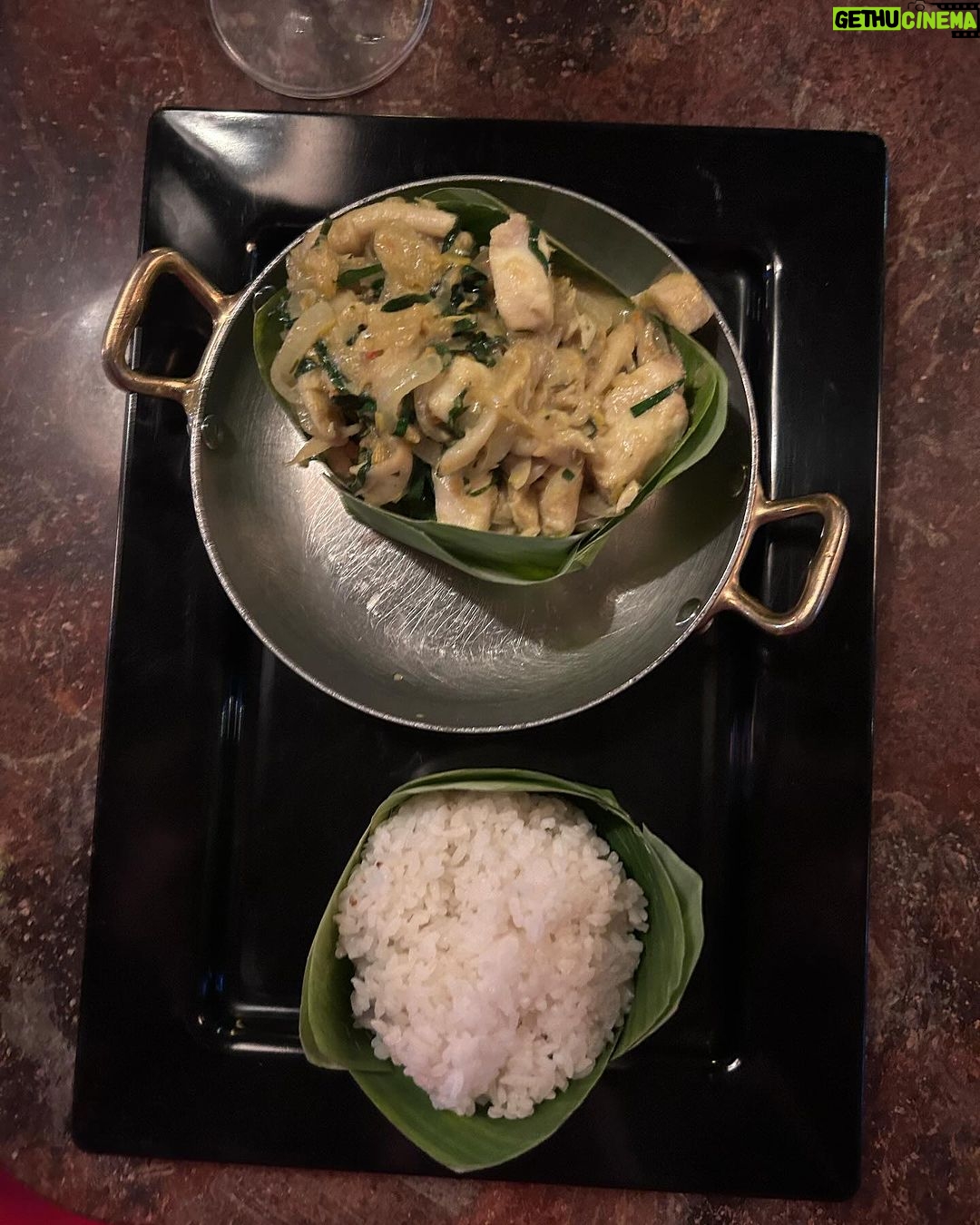 Diana Nicolau Instagram - Não levo souvenirs para ninguém. Levo melhor. Levo especiarias para cozinhar as receitas que fui aprendendo nas diferentes 6 aulas de cozinha que fiz nos 5 países por onde passei, e quando regressar cozinho para os amigos e família. E esse é o meu souvenir. Melhor que um íman para o frigorífico, não? 😉 Amigos, preparem-se que já não falta muito. Só preciso é que no aeroporto não me fiquem com as especiarias. MY TOP 5: 🥘 Nº 1 ➡️ Garlic Curry (Sri Lanka) 🤤 Nº 2 ➡️ Coconut Sambol with Roti (Sri Lanka) 🥥 Nº 3 ➡️ Mango Sticky Rice (Thailand) 🥭 Nº 4 ➡️ Fish Amok (Cambodia) 🐠 Nº 5 ➡️ Veggie Fried Spring Rolls (Vietname) 🥗 🇬🇧 ENG 🇬🇧 I dont buy souvenirs for friends or family, I learned how to cook traditional dishes at the 6 cooking classes I did throughout the 5 countries I’ve been to, and when I’m back home I’ll cook for them. Or you’d rather a fridge magnet? 😏 First pic 📷 Emitsis 🙏