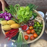 Diana Nicolau Instagram - Não levo souvenirs para ninguém. Levo melhor. Levo especiarias para cozinhar as receitas que fui aprendendo nas diferentes 6 aulas de cozinha que fiz nos 5 países por onde passei, e quando regressar cozinho para os amigos e família. E esse é o meu souvenir. Melhor que um íman para o frigorífico, não? 😉 Amigos, preparem-se que já não falta muito. Só preciso é que no aeroporto não me fiquem com as especiarias. MY TOP 5: 🥘 Nº 1 ➡️ Garlic Curry (Sri Lanka) 🤤 Nº 2 ➡️ Coconut Sambol with Roti (Sri Lanka) 🥥 Nº 3 ➡️ Mango Sticky Rice (Thailand) 🥭 Nº 4 ➡️ Fish Amok (Cambodia) 🐠 Nº 5 ➡️ Veggie Fried Spring Rolls (Vietname) 🥗 🇬🇧 ENG 🇬🇧 I dont buy souvenirs for friends or family, I learned how to cook traditional dishes at the 6 cooking classes I did throughout the 5 countries I’ve been to, and when I’m back home I’ll cook for them. Or you’d rather a fridge magnet? 😏 First pic 📷 Emitsis 🙏
