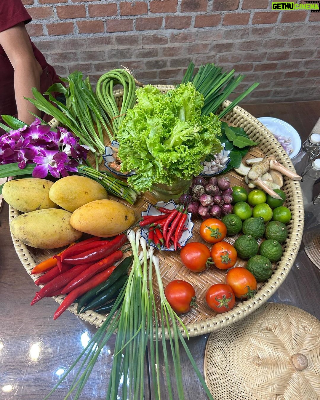 Diana Nicolau Instagram - Não levo souvenirs para ninguém. Levo melhor. Levo especiarias para cozinhar as receitas que fui aprendendo nas diferentes 6 aulas de cozinha que fiz nos 5 países por onde passei, e quando regressar cozinho para os amigos e família. E esse é o meu souvenir. Melhor que um íman para o frigorífico, não? 😉 Amigos, preparem-se que já não falta muito. Só preciso é que no aeroporto não me fiquem com as especiarias. MY TOP 5: 🥘 Nº 1 ➡️ Garlic Curry (Sri Lanka) 🤤 Nº 2 ➡️ Coconut Sambol with Roti (Sri Lanka) 🥥 Nº 3 ➡️ Mango Sticky Rice (Thailand) 🥭 Nº 4 ➡️ Fish Amok (Cambodia) 🐠 Nº 5 ➡️ Veggie Fried Spring Rolls (Vietname) 🥗 🇬🇧 ENG 🇬🇧 I dont buy souvenirs for friends or family, I learned how to cook traditional dishes at the 6 cooking classes I did throughout the 5 countries I’ve been to, and when I’m back home I’ll cook for them. Or you’d rather a fridge magnet? 😏 First pic 📷 Emitsis 🙏