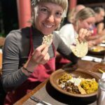 Diana Nicolau Instagram - Não levo souvenirs para ninguém. Levo melhor. Levo especiarias para cozinhar as receitas que fui aprendendo nas diferentes 6 aulas de cozinha que fiz nos 5 países por onde passei, e quando regressar cozinho para os amigos e família. E esse é o meu souvenir. Melhor que um íman para o frigorífico, não? 😉 Amigos, preparem-se que já não falta muito. Só preciso é que no aeroporto não me fiquem com as especiarias. MY TOP 5: 🥘 Nº 1 ➡️ Garlic Curry (Sri Lanka) 🤤 Nº 2 ➡️ Coconut Sambol with Roti (Sri Lanka) 🥥 Nº 3 ➡️ Mango Sticky Rice (Thailand) 🥭 Nº 4 ➡️ Fish Amok (Cambodia) 🐠 Nº 5 ➡️ Veggie Fried Spring Rolls (Vietname) 🥗 🇬🇧 ENG 🇬🇧 I dont buy souvenirs for friends or family, I learned how to cook traditional dishes at the 6 cooking classes I did throughout the 5 countries I’ve been to, and when I’m back home I’ll cook for them. Or you’d rather a fridge magnet? 😏 First pic 📷 Emitsis 🙏