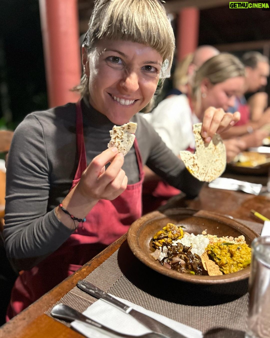 Diana Nicolau Instagram - Não levo souvenirs para ninguém. Levo melhor. Levo especiarias para cozinhar as receitas que fui aprendendo nas diferentes 6 aulas de cozinha que fiz nos 5 países por onde passei, e quando regressar cozinho para os amigos e família. E esse é o meu souvenir. Melhor que um íman para o frigorífico, não? 😉 Amigos, preparem-se que já não falta muito. Só preciso é que no aeroporto não me fiquem com as especiarias. MY TOP 5: 🥘 Nº 1 ➡️ Garlic Curry (Sri Lanka) 🤤 Nº 2 ➡️ Coconut Sambol with Roti (Sri Lanka) 🥥 Nº 3 ➡️ Mango Sticky Rice (Thailand) 🥭 Nº 4 ➡️ Fish Amok (Cambodia) 🐠 Nº 5 ➡️ Veggie Fried Spring Rolls (Vietname) 🥗 🇬🇧 ENG 🇬🇧 I dont buy souvenirs for friends or family, I learned how to cook traditional dishes at the 6 cooking classes I did throughout the 5 countries I’ve been to, and when I’m back home I’ll cook for them. Or you’d rather a fridge magnet? 😏 First pic 📷 Emitsis 🙏