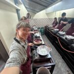 Diana Nicolau Instagram - Não levo souvenirs para ninguém. Levo melhor. Levo especiarias para cozinhar as receitas que fui aprendendo nas diferentes 6 aulas de cozinha que fiz nos 5 países por onde passei, e quando regressar cozinho para os amigos e família. E esse é o meu souvenir. Melhor que um íman para o frigorífico, não? 😉 Amigos, preparem-se que já não falta muito. Só preciso é que no aeroporto não me fiquem com as especiarias. MY TOP 5: 🥘 Nº 1 ➡️ Garlic Curry (Sri Lanka) 🤤 Nº 2 ➡️ Coconut Sambol with Roti (Sri Lanka) 🥥 Nº 3 ➡️ Mango Sticky Rice (Thailand) 🥭 Nº 4 ➡️ Fish Amok (Cambodia) 🐠 Nº 5 ➡️ Veggie Fried Spring Rolls (Vietname) 🥗 🇬🇧 ENG 🇬🇧 I dont buy souvenirs for friends or family, I learned how to cook traditional dishes at the 6 cooking classes I did throughout the 5 countries I’ve been to, and when I’m back home I’ll cook for them. Or you’d rather a fridge magnet? 😏 First pic 📷 Emitsis 🙏