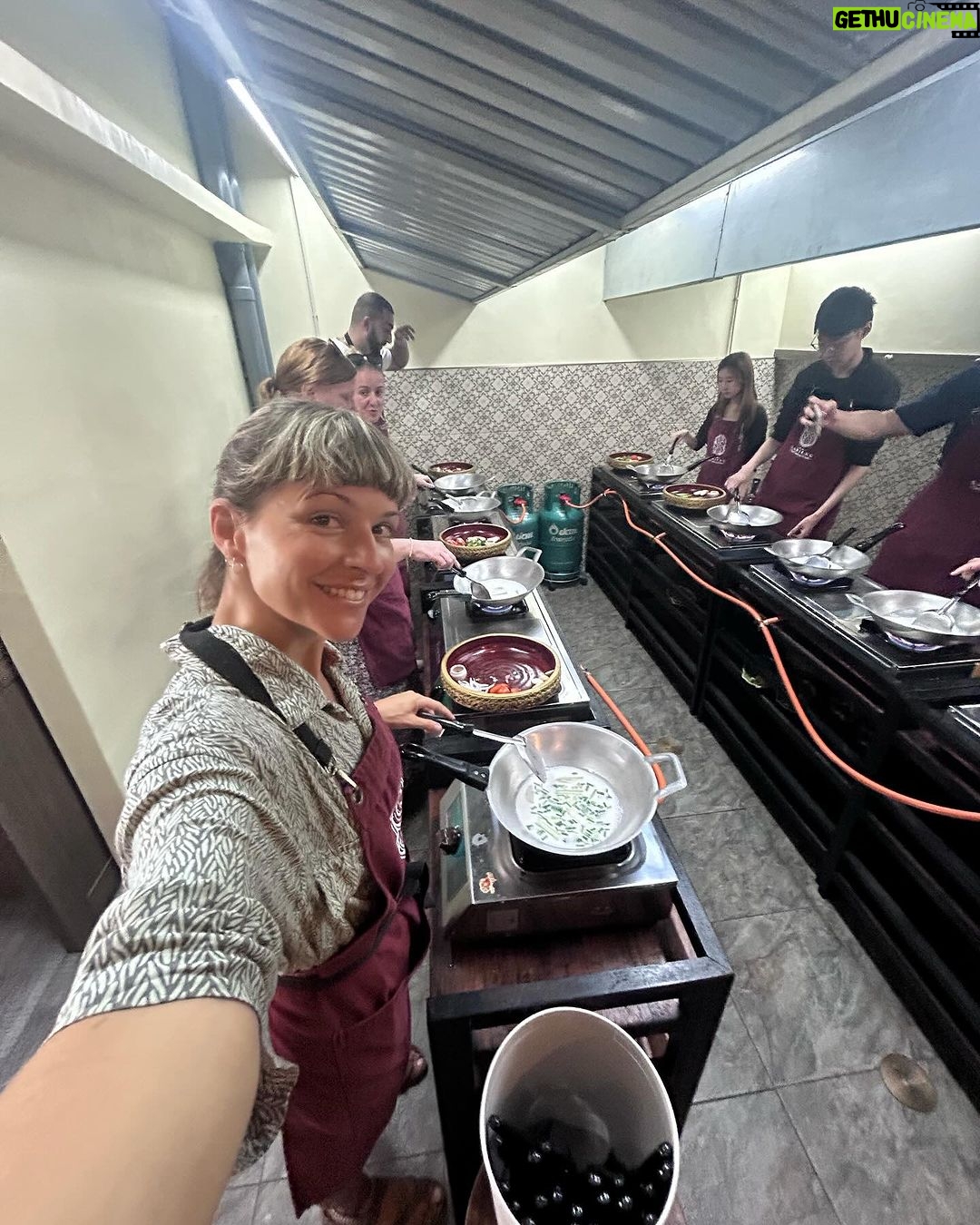 Diana Nicolau Instagram - Não levo souvenirs para ninguém. Levo melhor. Levo especiarias para cozinhar as receitas que fui aprendendo nas diferentes 6 aulas de cozinha que fiz nos 5 países por onde passei, e quando regressar cozinho para os amigos e família. E esse é o meu souvenir. Melhor que um íman para o frigorífico, não? 😉 Amigos, preparem-se que já não falta muito. Só preciso é que no aeroporto não me fiquem com as especiarias. MY TOP 5: 🥘 Nº 1 ➡️ Garlic Curry (Sri Lanka) 🤤 Nº 2 ➡️ Coconut Sambol with Roti (Sri Lanka) 🥥 Nº 3 ➡️ Mango Sticky Rice (Thailand) 🥭 Nº 4 ➡️ Fish Amok (Cambodia) 🐠 Nº 5 ➡️ Veggie Fried Spring Rolls (Vietname) 🥗 🇬🇧 ENG 🇬🇧 I dont buy souvenirs for friends or family, I learned how to cook traditional dishes at the 6 cooking classes I did throughout the 5 countries I’ve been to, and when I’m back home I’ll cook for them. Or you’d rather a fridge magnet? 😏 First pic 📷 Emitsis 🙏