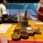 Diana Nicolau Instagram - Não levo souvenirs para ninguém. Levo melhor. Levo especiarias para cozinhar as receitas que fui aprendendo nas diferentes 6 aulas de cozinha que fiz nos 5 países por onde passei, e quando regressar cozinho para os amigos e família. E esse é o meu souvenir. Melhor que um íman para o frigorífico, não? 😉 Amigos, preparem-se que já não falta muito. Só preciso é que no aeroporto não me fiquem com as especiarias. MY TOP 5: 🥘 Nº 1 ➡️ Garlic Curry (Sri Lanka) 🤤 Nº 2 ➡️ Coconut Sambol with Roti (Sri Lanka) 🥥 Nº 3 ➡️ Mango Sticky Rice (Thailand) 🥭 Nº 4 ➡️ Fish Amok (Cambodia) 🐠 Nº 5 ➡️ Veggie Fried Spring Rolls (Vietname) 🥗 🇬🇧 ENG 🇬🇧 I dont buy souvenirs for friends or family, I learned how to cook traditional dishes at the 6 cooking classes I did throughout the 5 countries I’ve been to, and when I’m back home I’ll cook for them. Or you’d rather a fridge magnet? 😏 First pic 📷 Emitsis 🙏