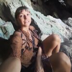 Diana Nicolau Instagram - Tenho medo do mar. Não gosto muito de alturas. Não sou fã de velocidades. Não me dou bem em sítios fechados. Tenho problemas em confiar. Evito grandes multidões. Mas sei que se não romper da minha zona de conforto, fico toda atrofiadinha. É por isso que escolho, todos os dias, ser lagosta. 🦞🦞🦞🦞 “As lagostas rompem da sua carapaça cada vez que ela se torna apertada e desconfortável, e criam uma nova. Mesmo que isso implique ficarem completamente vulneráveis e expostas a predadores, correndo o risco de serem atacadas, sem protecção, durante um tempo. E fazem isso mais de 25 vezes ao longo da vida.” 🦞🦞🦞🦞 D E S C O N F O R T Á V E L - um monólogo de Diana Nicolau De 11 a 14 de Janeiro No Espaço Escola de Mulheres, Clube Estefânia Sáb a quarta às 21:00h Domingo 17:30h FICHA ARTÍSTICA Texto, Criação, Encenação e Interpretação Diana Nicolau Assistência e apoio à criação Inês Ferreira Silva Desenho de som André Freitas de Almeida Desenho de luz Rui Braga Cenografia e Direcção Arte Cuca Figurinos José António Tenente Tecido Vertical M. Matias Movimento Inês Afflalo Direcção Técnica e Operação Daniel Nicolau Fernandes Apoio ao vídeo Jorge Albuquerque Comunicação Ana Nicolau Fotografia Raquel Pellicano Um agradecimento especial às vozes: André de Almeida, André Nunes, Bruno Madeira, Eduardo Rêgo, Elsa Galvão, Inês Ferreira da Silva, Ivo Canelas, Rita J. Cervantes, Lúcia Moniz, Mafalda Marafusta, Manuel Moreira, Maria Camões, Marta J. Cervantes, Rafaela Covas & Vítor Sousa. Apoios Fundação GDA, KIA Portugal, Saugella Parceiros GUEL Produções Audiovisuais, f508, Restaurante A Minha Avó, Tiago Cabaço Winery acolhimento @escolademulheres1995 Bilhetes à venda @desconfortavel_um_monologo Lobster Mathilda by @matprikker ❤️ Desconforto é aquilo que todos nós sentimos imediatamente antes de a mudança acontecer 🦞 M'pay Bay, Koh Rong Samloen