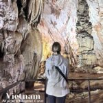 Diana Nicolau Instagram - E eu que nunca fui muito dada à espeleologia, aqui fiquei de queixo caído. 😱 Tive de me conter muito para não imitar a criança e brincar com o eco. Não tivesse este telemóvel apanhado uma valente molha no Sri Lanka e iam ver a categoria desta gruta, mas com esta câmara manhosa só deu para isto. São 31km de comprimento, sendo que só apenas 7km são possíveis de visitar. Metade das perguntas que fiz, a guia não conseguiu responder (já sei que faço muitas e quê? 🤷‍♀️) mas agora tenho 9h de viagem num night bus e um Google à disposição. Rumo a Hanói. Bora lá fechar este ano em grande? 😏 Aceitam-se sugestões para Hanói 🙌🏻 🇻🇳 ‼️TIP‼️ melhor hora para visitar a gruta, hora de almoço. Estava vazia! Como eu gosto 😏 A última foto é um miminho para quem gosta de bizarrias. Vende-se assjm num pack. Sabem para quê? 🤮 Phong Nha-Kẻ Bàng National Park
