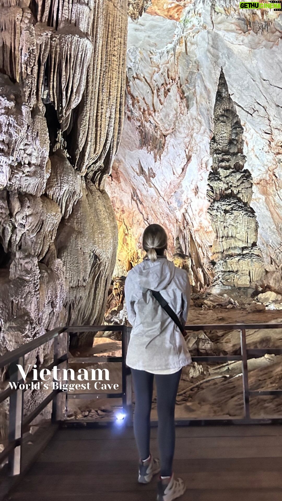 Diana Nicolau Instagram - E eu que nunca fui muito dada à espeleologia, aqui fiquei de queixo caído. 😱 Tive de me conter muito para não imitar a criança e brincar com o eco. Não tivesse este telemóvel apanhado uma valente molha no Sri Lanka e iam ver a categoria desta gruta, mas com esta câmara manhosa só deu para isto. São 31km de comprimento, sendo que só apenas 7km são possíveis de visitar. Metade das perguntas que fiz, a guia não conseguiu responder (já sei que faço muitas e quê? 🤷♀️) mas agora tenho 9h de viagem num night bus e um Google à disposição. Rumo a Hanói. Bora lá fechar este ano em grande? 😏 Aceitam-se sugestões para Hanói 🙌🏻 🇻🇳 ‼️TIP‼️ melhor hora para visitar a gruta, hora de almoço. Estava vazia! Como eu gosto 😏 A última foto é um miminho para quem gosta de bizarrias. Vende-se assjm num pack. Sabem para quê? 🤮 Phong Nha-Kẻ Bàng National Park