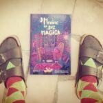 Diana Nicolau Instagram - Adoro oferecer e receber livros, e mesmo que o espírito natalício aqui onde estou não me chegue com tanta força, queria só partilhar esta pérola que a minha amiga @bibica77 tãooooo talentosa e tão “Duarte” escreveu e que pode ser um bom presente de Natal para as vossas crianças. Foi o último livro que li antes de sair de Portugal e nunca mais olhei para as nuvens da mesma maneira. Ontem enquanto atravessava as montanhas do sul do Cambodja, olhava para as nuvens e lembrava-me do Duarte. À medida que vamos crescendo vamos deixando de ver o mundo com olhos de Duarte. Eu luto para que a minha estranheza de olhar o mundo continue e não me torne uma velha rezinga. Sei que vão gostar do Duarte como eu gosto da minha @bibica77 ❤️ #jesuisDuarte 😅 | O Menino da Luz Mágica | Duarte, um menino como todos os outros meninos (ou quase...), começa a ter um comportamento estranho, de um dia para o outro. Toda a aldeia fica a saber do caso e decide envolver-se na história. Para que o Duarte seja “desipnotizado”, a mãe Margarida e o tio Simão depositam toda a sua confiança num misterioso curandeiro que chega à aldeia (curandeiro nuns dias e mágico nos outros): o enigmático Trucalaruca. No final, estes dois amigos vão mostrar a toda a gente que, afinal, o Duarte não era assim tão estranho... Margarida Pereira 🫶🏾 nasceu em Lisboa, em 1977, no Dia de Natal. Viveu a sua infância dentro de um “presépio”, em Alenquer, onde cedo começou a divagar pelo mundo do faz-de-conta. Apaixonou-se por Monteiro Lobato e pelo seu “Sitio do Pica Pau Amarelo”, quando tinha 7 anos, e deixava bilhetes à avó com mensagens da “Cuca” e do “Saci” entre as listas do supermercado. Desde aí, o universo infantil é onde gosta de estar e é lá que cria as suas histórias. 🫶🏾 Ofereçam autores nacionais e emergentes. À venda nas fnacs e wooks etc etc. 😉