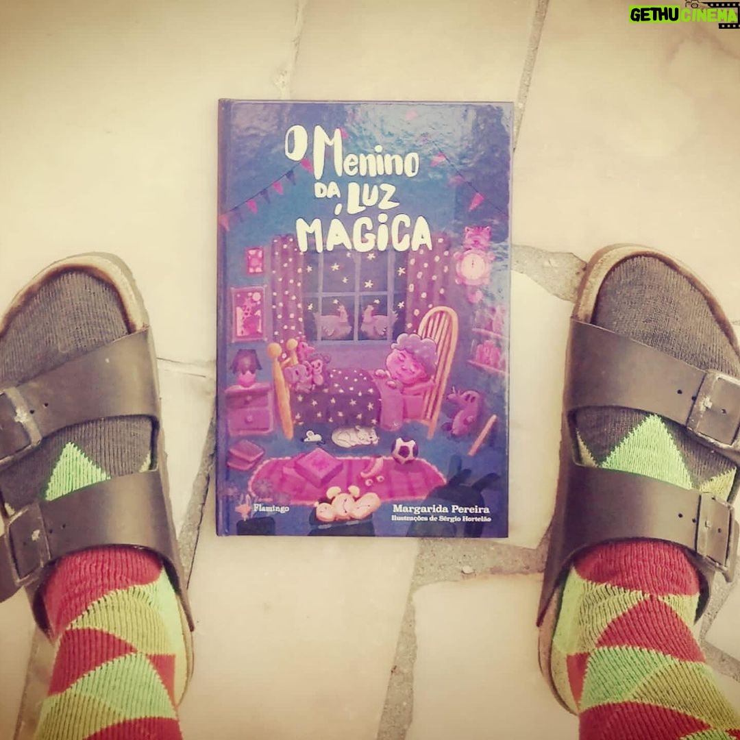 Diana Nicolau Instagram - Adoro oferecer e receber livros, e mesmo que o espírito natalício aqui onde estou não me chegue com tanta força, queria só partilhar esta pérola que a minha amiga @bibica77 tãooooo talentosa e tão “Duarte” escreveu e que pode ser um bom presente de Natal para as vossas crianças. Foi o último livro que li antes de sair de Portugal e nunca mais olhei para as nuvens da mesma maneira. Ontem enquanto atravessava as montanhas do sul do Cambodja, olhava para as nuvens e lembrava-me do Duarte. À medida que vamos crescendo vamos deixando de ver o mundo com olhos de Duarte. Eu luto para que a minha estranheza de olhar o mundo continue e não me torne uma velha rezinga. Sei que vão gostar do Duarte como eu gosto da minha @bibica77 ❤️ #jesuisDuarte 😅 | O Menino da Luz Mágica | Duarte, um menino como todos os outros meninos (ou quase...), começa a ter um comportamento estranho, de um dia para o outro. Toda a aldeia fica a saber do caso e decide envolver-se na história. Para que o Duarte seja “desipnotizado”, a mãe Margarida e o tio Simão depositam toda a sua confiança num misterioso curandeiro que chega à aldeia (curandeiro nuns dias e mágico nos outros): o enigmático Trucalaruca. No final, estes dois amigos vão mostrar a toda a gente que, afinal, o Duarte não era assim tão estranho... Margarida Pereira 🫶🏾 nasceu em Lisboa, em 1977, no Dia de Natal. Viveu a sua infância dentro de um “presépio”, em Alenquer, onde cedo começou a divagar pelo mundo do faz-de-conta. Apaixonou-se por Monteiro Lobato e pelo seu “Sitio do Pica Pau Amarelo”, quando tinha 7 anos, e deixava bilhetes à avó com mensagens da “Cuca” e do “Saci” entre as listas do supermercado. Desde aí, o universo infantil é onde gosta de estar e é lá que cria as suas histórias. 🫶🏾 Ofereçam autores nacionais e emergentes. À venda nas fnacs e wooks etc etc. 😉