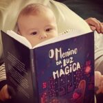 Diana Nicolau Instagram - Adoro oferecer e receber livros, e mesmo que o espírito natalício aqui onde estou não me chegue com tanta força, queria só partilhar esta pérola que a minha amiga @bibica77 tãooooo talentosa e tão “Duarte” escreveu e que pode ser um bom presente de Natal para as vossas crianças. Foi o último livro que li antes de sair de Portugal e nunca mais olhei para as nuvens da mesma maneira. Ontem enquanto atravessava as montanhas do sul do Cambodja, olhava para as nuvens e lembrava-me do Duarte. À medida que vamos crescendo vamos deixando de ver o mundo com olhos de Duarte. Eu luto para que a minha estranheza de olhar o mundo continue e não me torne uma velha rezinga. Sei que vão gostar do Duarte como eu gosto da minha @bibica77 ❤️ #jesuisDuarte 😅 | O Menino da Luz Mágica | Duarte, um menino como todos os outros meninos (ou quase...), começa a ter um comportamento estranho, de um dia para o outro. Toda a aldeia fica a saber do caso e decide envolver-se na história. Para que o Duarte seja “desipnotizado”, a mãe Margarida e o tio Simão depositam toda a sua confiança num misterioso curandeiro que chega à aldeia (curandeiro nuns dias e mágico nos outros): o enigmático Trucalaruca. No final, estes dois amigos vão mostrar a toda a gente que, afinal, o Duarte não era assim tão estranho... Margarida Pereira 🫶🏾 nasceu em Lisboa, em 1977, no Dia de Natal. Viveu a sua infância dentro de um “presépio”, em Alenquer, onde cedo começou a divagar pelo mundo do faz-de-conta. Apaixonou-se por Monteiro Lobato e pelo seu “Sitio do Pica Pau Amarelo”, quando tinha 7 anos, e deixava bilhetes à avó com mensagens da “Cuca” e do “Saci” entre as listas do supermercado. Desde aí, o universo infantil é onde gosta de estar e é lá que cria as suas histórias. 🫶🏾 Ofereçam autores nacionais e emergentes. À venda nas fnacs e wooks etc etc. 😉