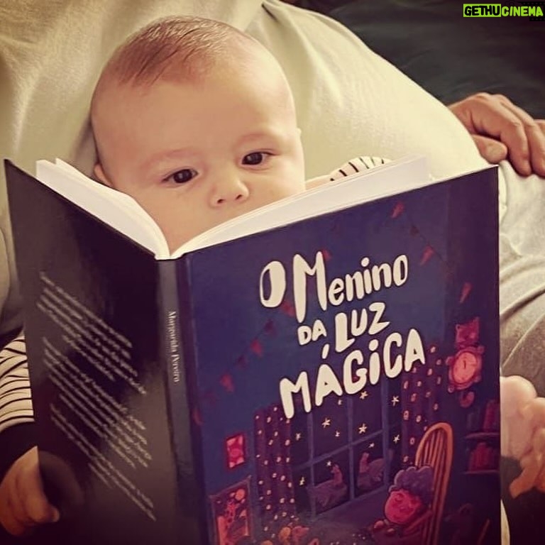 Diana Nicolau Instagram - Adoro oferecer e receber livros, e mesmo que o espírito natalício aqui onde estou não me chegue com tanta força, queria só partilhar esta pérola que a minha amiga @bibica77 tãooooo talentosa e tão “Duarte” escreveu e que pode ser um bom presente de Natal para as vossas crianças. Foi o último livro que li antes de sair de Portugal e nunca mais olhei para as nuvens da mesma maneira. Ontem enquanto atravessava as montanhas do sul do Cambodja, olhava para as nuvens e lembrava-me do Duarte. À medida que vamos crescendo vamos deixando de ver o mundo com olhos de Duarte. Eu luto para que a minha estranheza de olhar o mundo continue e não me torne uma velha rezinga. Sei que vão gostar do Duarte como eu gosto da minha @bibica77 ❤️ #jesuisDuarte 😅 | O Menino da Luz Mágica | Duarte, um menino como todos os outros meninos (ou quase...), começa a ter um comportamento estranho, de um dia para o outro. Toda a aldeia fica a saber do caso e decide envolver-se na história. Para que o Duarte seja “desipnotizado”, a mãe Margarida e o tio Simão depositam toda a sua confiança num misterioso curandeiro que chega à aldeia (curandeiro nuns dias e mágico nos outros): o enigmático Trucalaruca. No final, estes dois amigos vão mostrar a toda a gente que, afinal, o Duarte não era assim tão estranho... Margarida Pereira 🫶🏾 nasceu em Lisboa, em 1977, no Dia de Natal. Viveu a sua infância dentro de um “presépio”, em Alenquer, onde cedo começou a divagar pelo mundo do faz-de-conta. Apaixonou-se por Monteiro Lobato e pelo seu “Sitio do Pica Pau Amarelo”, quando tinha 7 anos, e deixava bilhetes à avó com mensagens da “Cuca” e do “Saci” entre as listas do supermercado. Desde aí, o universo infantil é onde gosta de estar e é lá que cria as suas histórias. 🫶🏾 Ofereçam autores nacionais e emergentes. À venda nas fnacs e wooks etc etc. 😉
