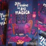 Diana Nicolau Instagram - Adoro oferecer e receber livros, e mesmo que o espírito natalício aqui onde estou não me chegue com tanta força, queria só partilhar esta pérola que a minha amiga @bibica77 tãooooo talentosa e tão “Duarte” escreveu e que pode ser um bom presente de Natal para as vossas crianças. Foi o último livro que li antes de sair de Portugal e nunca mais olhei para as nuvens da mesma maneira. Ontem enquanto atravessava as montanhas do sul do Cambodja, olhava para as nuvens e lembrava-me do Duarte. À medida que vamos crescendo vamos deixando de ver o mundo com olhos de Duarte. Eu luto para que a minha estranheza de olhar o mundo continue e não me torne uma velha rezinga. Sei que vão gostar do Duarte como eu gosto da minha @bibica77 ❤️ #jesuisDuarte 😅 | O Menino da Luz Mágica | Duarte, um menino como todos os outros meninos (ou quase...), começa a ter um comportamento estranho, de um dia para o outro. Toda a aldeia fica a saber do caso e decide envolver-se na história. Para que o Duarte seja “desipnotizado”, a mãe Margarida e o tio Simão depositam toda a sua confiança num misterioso curandeiro que chega à aldeia (curandeiro nuns dias e mágico nos outros): o enigmático Trucalaruca. No final, estes dois amigos vão mostrar a toda a gente que, afinal, o Duarte não era assim tão estranho... Margarida Pereira 🫶🏾 nasceu em Lisboa, em 1977, no Dia de Natal. Viveu a sua infância dentro de um “presépio”, em Alenquer, onde cedo começou a divagar pelo mundo do faz-de-conta. Apaixonou-se por Monteiro Lobato e pelo seu “Sitio do Pica Pau Amarelo”, quando tinha 7 anos, e deixava bilhetes à avó com mensagens da “Cuca” e do “Saci” entre as listas do supermercado. Desde aí, o universo infantil é onde gosta de estar e é lá que cria as suas histórias. 🫶🏾 Ofereçam autores nacionais e emergentes. À venda nas fnacs e wooks etc etc. 😉