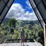 Diana Nicolau Instagram - Numa altura em que o mundo está de pernas para o ar, é um privilégio poder virar as costas, fugir de tudo e fazer de conta que o mundo é incrível e que as pessoas são todas boas. Este sentimento é partilhado entre muita gente com quem já me cruzei. Já conheci e partilhei quartos e mesas e discussões com palestinianos e israelitas e russos e ucranianos. Todos nos sentimos privilegiados por podermos estar sentados à mesa e ter uma mochila com tudo o que precisamos e infinitas possibilidades para onde ir e estímulos que nos fazem esquecer o que se passa no mundo. No outro dia, caiu-me tudo quando uma israelita com quem passei uma semana, teve um ataque de pânico quando lançaram foguetes num bar. Na cabeça dela, eram as bombas e tiros dos quais ela fugiu.. Corri a abraçá-la porque não sabia o que mais podia fazer. Nunca vamos saber o que isso é. 😔😔😔 Viajar nunca me distancia dos outros e da realidade do mundo. Pelo contrário… obriga-me a vê-la com outros olhos. E sim, tenho muita sorte. 🌍 Bom fim de semana. PS-se concorresse a Miss, era este o meu discurso 😂 ⬇️ENG⬇️ At a time when the world is turned upside down, it's a privilege to be able to turn your back, get away from everything and pretend that the world is incredible and ALL people are good. This feeling is shared among many people I have met. I have met and shared rooms and tables and discussions with Palestinians and Israelis and Russians and Ukrainians. We all feel privileged to be able to sit at the table and have a backpack with everything we need and infinite possibilities of where to go and activities that make us forget what is going on in the world. The other day, everything fell apart when an Israeli girl I’ve become friends with, had a panic attack when rockets were launched in a bar. In her mind, that reminded her the bombs and gunshots she ran away from. I ran to hug her because I didn't know what else I could do. We will never know what that is. 😔😔😔 Traveling never distances me from others and the reality of the world. On the contrary... it forces me to see it with different eyes. And yes, I am very lucky. 🌍 ❤️ missing u already @advalevine Away from the World
