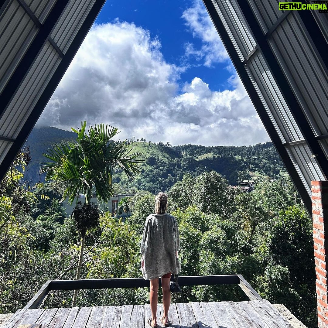 Diana Nicolau Instagram - Numa altura em que o mundo está de pernas para o ar, é um privilégio poder virar as costas, fugir de tudo e fazer de conta que o mundo é incrível e que as pessoas são todas boas. Este sentimento é partilhado entre muita gente com quem já me cruzei. Já conheci e partilhei quartos e mesas e discussões com palestinianos e israelitas e russos e ucranianos. Todos nos sentimos privilegiados por podermos estar sentados à mesa e ter uma mochila com tudo o que precisamos e infinitas possibilidades para onde ir e estímulos que nos fazem esquecer o que se passa no mundo. No outro dia, caiu-me tudo quando uma israelita com quem passei uma semana, teve um ataque de pânico quando lançaram foguetes num bar. Na cabeça dela, eram as bombas e tiros dos quais ela fugiu.. Corri a abraçá-la porque não sabia o que mais podia fazer. Nunca vamos saber o que isso é. 😔😔😔 Viajar nunca me distancia dos outros e da realidade do mundo. Pelo contrário… obriga-me a vê-la com outros olhos. E sim, tenho muita sorte. 🌍 Bom fim de semana. PS-se concorresse a Miss, era este o meu discurso 😂 ⬇️ENG⬇️ At a time when the world is turned upside down, it's a privilege to be able to turn your back, get away from everything and pretend that the world is incredible and ALL people are good. This feeling is shared among many people I have met. I have met and shared rooms and tables and discussions with Palestinians and Israelis and Russians and Ukrainians. We all feel privileged to be able to sit at the table and have a backpack with everything we need and infinite possibilities of where to go and activities that make us forget what is going on in the world. The other day, everything fell apart when an Israeli girl I’ve become friends with, had a panic attack when rockets were launched in a bar. In her mind, that reminded her the bombs and gunshots she ran away from. I ran to hug her because I didn't know what else I could do. We will never know what that is. 😔😔😔 Traveling never distances me from others and the reality of the world. On the contrary... it forces me to see it with different eyes. And yes, I am very lucky. 🌍 ❤️ missing u already @advalevine Away from the World