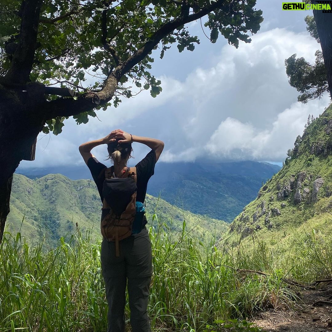 Diana Nicolau Instagram - Numa altura em que o mundo está de pernas para o ar, é um privilégio poder virar as costas, fugir de tudo e fazer de conta que o mundo é incrível e que as pessoas são todas boas. Este sentimento é partilhado entre muita gente com quem já me cruzei. Já conheci e partilhei quartos e mesas e discussões com palestinianos e israelitas e russos e ucranianos. Todos nos sentimos privilegiados por podermos estar sentados à mesa e ter uma mochila com tudo o que precisamos e infinitas possibilidades para onde ir e estímulos que nos fazem esquecer o que se passa no mundo. No outro dia, caiu-me tudo quando uma israelita com quem passei uma semana, teve um ataque de pânico quando lançaram foguetes num bar. Na cabeça dela, eram as bombas e tiros dos quais ela fugiu.. Corri a abraçá-la porque não sabia o que mais podia fazer. Nunca vamos saber o que isso é. 😔😔😔 Viajar nunca me distancia dos outros e da realidade do mundo. Pelo contrário… obriga-me a vê-la com outros olhos. E sim, tenho muita sorte. 🌍 Bom fim de semana. PS-se concorresse a Miss, era este o meu discurso 😂 ⬇️ENG⬇️ At a time when the world is turned upside down, it's a privilege to be able to turn your back, get away from everything and pretend that the world is incredible and ALL people are good. This feeling is shared among many people I have met. I have met and shared rooms and tables and discussions with Palestinians and Israelis and Russians and Ukrainians. We all feel privileged to be able to sit at the table and have a backpack with everything we need and infinite possibilities of where to go and activities that make us forget what is going on in the world. The other day, everything fell apart when an Israeli girl I’ve become friends with, had a panic attack when rockets were launched in a bar. In her mind, that reminded her the bombs and gunshots she ran away from. I ran to hug her because I didn't know what else I could do. We will never know what that is. 😔😔😔 Traveling never distances me from others and the reality of the world. On the contrary... it forces me to see it with different eyes. And yes, I am very lucky. 🌍 ❤️ missing u already @advalevine Away from the World