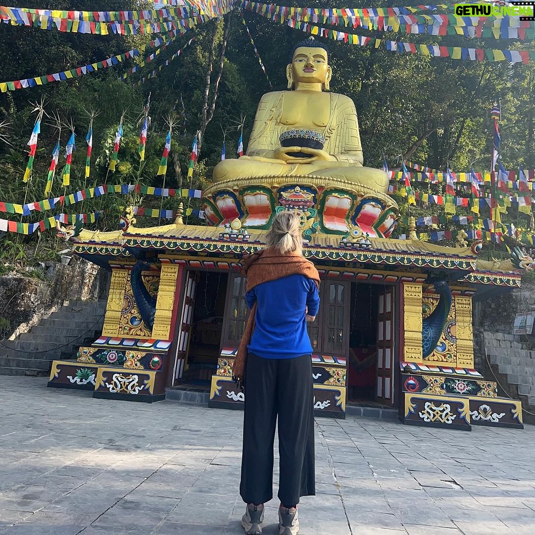 Diana Nicolau Instagram - Numa altura em que o mundo está de pernas para o ar, é um privilégio poder virar as costas, fugir de tudo e fazer de conta que o mundo é incrível e que as pessoas são todas boas. Este sentimento é partilhado entre muita gente com quem já me cruzei. Já conheci e partilhei quartos e mesas e discussões com palestinianos e israelitas e russos e ucranianos. Todos nos sentimos privilegiados por podermos estar sentados à mesa e ter uma mochila com tudo o que precisamos e infinitas possibilidades para onde ir e estímulos que nos fazem esquecer o que se passa no mundo. No outro dia, caiu-me tudo quando uma israelita com quem passei uma semana, teve um ataque de pânico quando lançaram foguetes num bar. Na cabeça dela, eram as bombas e tiros dos quais ela fugiu.. Corri a abraçá-la porque não sabia o que mais podia fazer. Nunca vamos saber o que isso é. 😔😔😔 Viajar nunca me distancia dos outros e da realidade do mundo. Pelo contrário… obriga-me a vê-la com outros olhos. E sim, tenho muita sorte. 🌍 Bom fim de semana. PS-se concorresse a Miss, era este o meu discurso 😂 ⬇️ENG⬇️ At a time when the world is turned upside down, it's a privilege to be able to turn your back, get away from everything and pretend that the world is incredible and ALL people are good. This feeling is shared among many people I have met. I have met and shared rooms and tables and discussions with Palestinians and Israelis and Russians and Ukrainians. We all feel privileged to be able to sit at the table and have a backpack with everything we need and infinite possibilities of where to go and activities that make us forget what is going on in the world. The other day, everything fell apart when an Israeli girl I’ve become friends with, had a panic attack when rockets were launched in a bar. In her mind, that reminded her the bombs and gunshots she ran away from. I ran to hug her because I didn't know what else I could do. We will never know what that is. 😔😔😔 Traveling never distances me from others and the reality of the world. On the contrary... it forces me to see it with different eyes. And yes, I am very lucky. 🌍 ❤️ missing u already @advalevine Away from the World