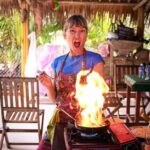 Diana Nicolau Instagram - Não levo souvenirs para ninguém. Levo melhor. Levo especiarias para cozinhar as receitas que fui aprendendo nas diferentes 6 aulas de cozinha que fiz nos 5 países por onde passei, e quando regressar cozinho para os amigos e família. E esse é o meu souvenir. Melhor que um íman para o frigorífico, não? 😉 Amigos, preparem-se que já não falta muito. Só preciso é que no aeroporto não me fiquem com as especiarias. MY TOP 5: 🥘 Nº 1 ➡️ Garlic Curry (Sri Lanka) 🤤 Nº 2 ➡️ Coconut Sambol with Roti (Sri Lanka) 🥥 Nº 3 ➡️ Mango Sticky Rice (Thailand) 🥭 Nº 4 ➡️ Fish Amok (Cambodia) 🐠 Nº 5 ➡️ Veggie Fried Spring Rolls (Vietname) 🥗 🇬🇧 ENG 🇬🇧 I dont buy souvenirs for friends or family, I learned how to cook traditional dishes at the 6 cooking classes I did throughout the 5 countries I’ve been to, and when I’m back home I’ll cook for them. Or you’d rather a fridge magnet? 😏 First pic 📷 Emitsis 🙏