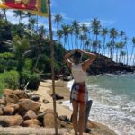 Diana Nicolau Instagram - Numa altura em que o mundo está de pernas para o ar, é um privilégio poder virar as costas, fugir de tudo e fazer de conta que o mundo é incrível e que as pessoas são todas boas. Este sentimento é partilhado entre muita gente com quem já me cruzei. Já conheci e partilhei quartos e mesas e discussões com palestinianos e israelitas e russos e ucranianos. Todos nos sentimos privilegiados por podermos estar sentados à mesa e ter uma mochila com tudo o que precisamos e infinitas possibilidades para onde ir e estímulos que nos fazem esquecer o que se passa no mundo. No outro dia, caiu-me tudo quando uma israelita com quem passei uma semana, teve um ataque de pânico quando lançaram foguetes num bar. Na cabeça dela, eram as bombas e tiros dos quais ela fugiu.. Corri a abraçá-la porque não sabia o que mais podia fazer. Nunca vamos saber o que isso é. 😔😔😔 Viajar nunca me distancia dos outros e da realidade do mundo. Pelo contrário… obriga-me a vê-la com outros olhos. E sim, tenho muita sorte. 🌍 Bom fim de semana. PS-se concorresse a Miss, era este o meu discurso 😂 ⬇️ENG⬇️ At a time when the world is turned upside down, it's a privilege to be able to turn your back, get away from everything and pretend that the world is incredible and ALL people are good. This feeling is shared among many people I have met. I have met and shared rooms and tables and discussions with Palestinians and Israelis and Russians and Ukrainians. We all feel privileged to be able to sit at the table and have a backpack with everything we need and infinite possibilities of where to go and activities that make us forget what is going on in the world. The other day, everything fell apart when an Israeli girl I’ve become friends with, had a panic attack when rockets were launched in a bar. In her mind, that reminded her the bombs and gunshots she ran away from. I ran to hug her because I didn't know what else I could do. We will never know what that is. 😔😔😔 Traveling never distances me from others and the reality of the world. On the contrary... it forces me to see it with different eyes. And yes, I am very lucky. 🌍 ❤️ missing u already @advalevine Away from the World