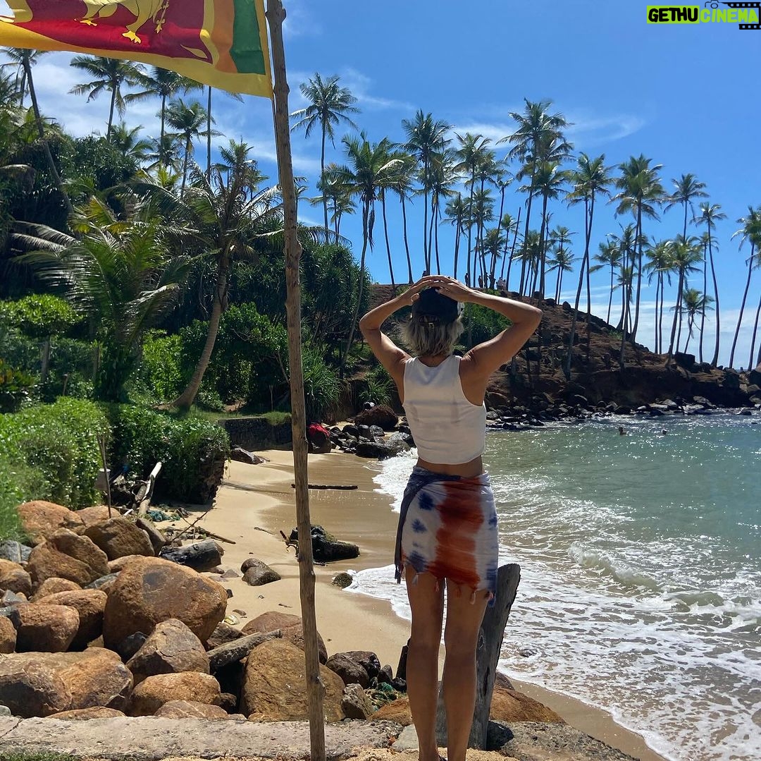 Diana Nicolau Instagram - Numa altura em que o mundo está de pernas para o ar, é um privilégio poder virar as costas, fugir de tudo e fazer de conta que o mundo é incrível e que as pessoas são todas boas. Este sentimento é partilhado entre muita gente com quem já me cruzei. Já conheci e partilhei quartos e mesas e discussões com palestinianos e israelitas e russos e ucranianos. Todos nos sentimos privilegiados por podermos estar sentados à mesa e ter uma mochila com tudo o que precisamos e infinitas possibilidades para onde ir e estímulos que nos fazem esquecer o que se passa no mundo. No outro dia, caiu-me tudo quando uma israelita com quem passei uma semana, teve um ataque de pânico quando lançaram foguetes num bar. Na cabeça dela, eram as bombas e tiros dos quais ela fugiu.. Corri a abraçá-la porque não sabia o que mais podia fazer. Nunca vamos saber o que isso é. 😔😔😔 Viajar nunca me distancia dos outros e da realidade do mundo. Pelo contrário… obriga-me a vê-la com outros olhos. E sim, tenho muita sorte. 🌍 Bom fim de semana. PS-se concorresse a Miss, era este o meu discurso 😂 ⬇️ENG⬇️ At a time when the world is turned upside down, it's a privilege to be able to turn your back, get away from everything and pretend that the world is incredible and ALL people are good. This feeling is shared among many people I have met. I have met and shared rooms and tables and discussions with Palestinians and Israelis and Russians and Ukrainians. We all feel privileged to be able to sit at the table and have a backpack with everything we need and infinite possibilities of where to go and activities that make us forget what is going on in the world. The other day, everything fell apart when an Israeli girl I’ve become friends with, had a panic attack when rockets were launched in a bar. In her mind, that reminded her the bombs and gunshots she ran away from. I ran to hug her because I didn't know what else I could do. We will never know what that is. 😔😔😔 Traveling never distances me from others and the reality of the world. On the contrary... it forces me to see it with different eyes. And yes, I am very lucky. 🌍 ❤️ missing u already @advalevine Away from the World