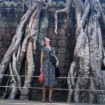 Diana Nicolau Instagram - Nem sequer estava nos meus planos vir ao Cambodja. Na verdade, quase nada do que estou a fazer estava planeado. Ando a programar o meu dia, com horas de antecedência mas deixo sempre margem para improviso, porque se alguém que me sugere fazer qualquer coisa ou me dissuade de ir ali ou acolá, gosto de ter margem para mudar tudo. Sabia que tinha de vir a Siem Reap, mas n sabia mt de Wangkor Wat. Não sabia que era o maior complexo religioso do mundo. Sabia que era património da UNESCO, mas não sabia que era tão avassalador. Mais de 100 hectares com dezenas de templos mandados construir a partir do século XI pelo Rei, como local de culto. Sabia que o pôr do sol era lindo visto daqui, mas não sabia que o nascer do sol era melhor ainda. Sabia que ia encontrar milhares de turistas mas não sabia que faziam 30 milhões por ano em bilhetes de entrada. 🤓(Acho que um investimentozinho para melhorar as infra-estruturas ali no complexo não fazia mal a ninguém - casas de banho, limpeza do espaço exterior, caixotes do lixo para evitar tanto lixo no chão, manutenção mais cuidada, etc). E deviam limitar a entrada diária, apesar de serem muitos hectares, pareceu-me haver demasiada gente. Aliás, é como eu digo sempre - o pior das atrações turísticas são os turistas 😒como eu 😜. Acho que foi o valor + alto que dei por uma só actividade desde que comecei a viagem (37usd) mas valeram. ⚠️ DICA ⚠️ Quem comprar o bilhete para o dia seguinte, tem direito a entrar no dia anterior depois das 17h para assistir o pôr do sol. Quando me apercebi disso, enfiei-me no primeiro tuktuk que encontrei e corri uns bom kms até lá acima para ver 2 segundos de sol a pôr-se. 🥵(reel hoje) Old things never cease to amaze me. Hoje nem uma casa de jeito sem infiltrações conseguimos fazer, e estes tipos há 9 séculos, não só faziam estas construções ✌🏼“só pra rezar”✌🏼, como ainda as esculpiam todinhas com histórias e bonecada incrível. Os templos estão em óptimo estado de conservação, excepto pelo rasto de destruição que o Khmer Rouge deixou. TRIVIA: As pedras vinham das montanhas, puxadas por elefantes e os buracos era onde os paus de bambu encaixavam para as levantar. De nada 😏 #cambodja🇰🇭 Angkor Wat, Angkor Thom - Siem Reap, Cambodia