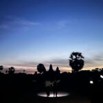 Diana Nicolau Instagram - Nem sequer estava nos meus planos vir ao Cambodja. Na verdade, quase nada do que estou a fazer estava planeado. Ando a programar o meu dia, com horas de antecedência mas deixo sempre margem para improviso, porque se alguém que me sugere fazer qualquer coisa ou me dissuade de ir ali ou acolá, gosto de ter margem para mudar tudo. Sabia que tinha de vir a Siem Reap, mas n sabia mt de Wangkor Wat. Não sabia que era o maior complexo religioso do mundo. Sabia que era património da UNESCO, mas não sabia que era tão avassalador. Mais de 100 hectares com dezenas de templos mandados construir a partir do século XI pelo Rei, como local de culto. Sabia que o pôr do sol era lindo visto daqui, mas não sabia que o nascer do sol era melhor ainda. Sabia que ia encontrar milhares de turistas mas não sabia que faziam 30 milhões por ano em bilhetes de entrada. 🤓(Acho que um investimentozinho para melhorar as infra-estruturas ali no complexo não fazia mal a ninguém - casas de banho, limpeza do espaço exterior, caixotes do lixo para evitar tanto lixo no chão, manutenção mais cuidada, etc). E deviam limitar a entrada diária, apesar de serem muitos hectares, pareceu-me haver demasiada gente. Aliás, é como eu digo sempre - o pior das atrações turísticas são os turistas 😒como eu 😜. Acho que foi o valor + alto que dei por uma só actividade desde que comecei a viagem (37usd) mas valeram. ⚠️ DICA ⚠️ Quem comprar o bilhete para o dia seguinte, tem direito a entrar no dia anterior depois das 17h para assistir o pôr do sol. Quando me apercebi disso, enfiei-me no primeiro tuktuk que encontrei e corri uns bom kms até lá acima para ver 2 segundos de sol a pôr-se. 🥵(reel hoje) Old things never cease to amaze me. Hoje nem uma casa de jeito sem infiltrações conseguimos fazer, e estes tipos há 9 séculos, não só faziam estas construções ✌🏼“só pra rezar”✌🏼, como ainda as esculpiam todinhas com histórias e bonecada incrível. Os templos estão em óptimo estado de conservação, excepto pelo rasto de destruição que o Khmer Rouge deixou. TRIVIA: As pedras vinham das montanhas, puxadas por elefantes e os buracos era onde os paus de bambu encaixavam para as levantar. De nada 😏 #cambodja🇰🇭 Angkor Wat, Angkor Thom - Siem Reap, Cambodia