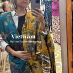 Diana Nicolau Instagram - ENG: ‼️ TIP‼️ Hoi An Beat custom tailor shop ➡️ Five Seasons Shop (owned by 5 local sisters) Há quem diga que sou forreta nas viagens, e que durmo em hosteis baratuchos e viajo em autocarros locais que levam horas quando podia fazer melhor. Eu digo que sou esperta, porque poupo numas coisas para depois gastar noutras. Comida e arte, sempre a esbanjar 😏 E se ainda sobrar algum, é para experiências como estas. Não levo souvenirs, levo receitas de pratos que aprendo em cooking classes e depois cozinho para a família e amigos. E para mim, como foi Natal e estou quase a fazer anos posso dar-me ao luxo de me oferecer uns mimos. (Que mania esta que temos de justificar onde gastamos o NOSSO dinheiro, pá! 😳). Este post não é para isto, é para recomendar quem venha a Hoi An e queira mandar fazer um fato de homem, vestido, sapatos, malas… o que quer que seja… faça com estas irmãs. Eu queria apoiar uma lojinha de família pequena (a loja, não a família 😏) ao invés de uma empresa grande. Depois de muito pesquisar encontrei estas sisters e não me enganei. São óptimas! Agora quero montar um negócio com elas. Alguém quer entrar nisto? 😏 eu sou boa a ter ideias. Mas sou uma cliente muito chata como podem ver. Mas que quando gosta, partilha e recomenda. 😉 Fica a dica: Five Seasons Tailor Shop (Hoi An). 5 irmãs que gerem a loja durante o dia e costuram durante a noite. Já tenho farpelas para os próximos casamentos da família que foram anunciados este natal 😏 Agora vejam se casam todos no verão para poder usar isto faxavor. Se não, tá tudo certo porque também servem para ir ao pão e para andar por casa. Forreta mas versátil 😏 Fico mais do que 3 dias numa cidade e começo a gastar dinheiro. Hoje fiz uma aula de candeeiros/lanternas e amanhã faço uma aula de cozinha. Quando chegar a Portugal, dou cursos disto tudo para fazer render 😏 Interessados mandem cenas. PS-Se fores dermatologista e ficares horrorizado com esta pele que se me rebentou toda desde que cheguei ao Vietname, também estou aberta a conselhos. 😎 obrigada. Hội An