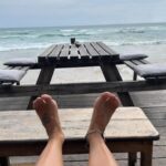 Diana Nicolau Instagram - Time to say goodbye to Sri Lanka. 🥹🥹🥹 Mudei de planos. À mesa numa conversa ontem eu dizia que estava com um problema porque não sabia pra onde devia ir a seguir, se Índia, se Vietname, Maldivas, Filipinas ou Cambodja. Se este é o meu problema, não tenho problema nenhum. Está caladinha mas é e muita #gratiluz por este problema bom. Elas diziam: “Just book a flight.” Ok, então moeda ao ar e decidi Cambodja. Depois daí atravesso a fronteira por terra e vou para o Vietname que lá tenho uma surpresa à minha espera para o revelhão. 🥳 Isso e o espectáculo @desconfortavel_um_monologo em Janeiro em Lisboa são as únicas coisas planeadas, ou achavam que já não voltava mais? 😏 (Já agora os bilhetes continuam à venda ▶️link na bio◀️) Onde é que eu ia?… 🤔 Ah! 😌As possibilidades são infinitivas. Quer dizer, médio. Possibilidades dentro de um orçamento low cost, que a miúda é doida mas não é rica. 🤑 E quando vi que os voos para o Cambodja estavam carotes, alguém disse: “Try Thailand, it’s cheaper!” E não é que é mesmo. 🤩 E já que voar da Tailândia é mais barato, porque não aproveitar e passar uns dias em Bangkok que não conheço. Afinal de contas, depois de duas semanas de praia e papo pro ar, esta alma inquieta já está com saudades de um frenesim de cidade e tuktuks. 😵‍💫😵‍💫😵‍💫🤪🤪 Pronto, então ‘tá feito. Amanhã logo venho contar a que é que sabe o Pad Thai por lá. Aceito dicas para o meu pitstop de 48horas em Bangkok. 😏🤘🏼 Grati quê? Luz. 🙏