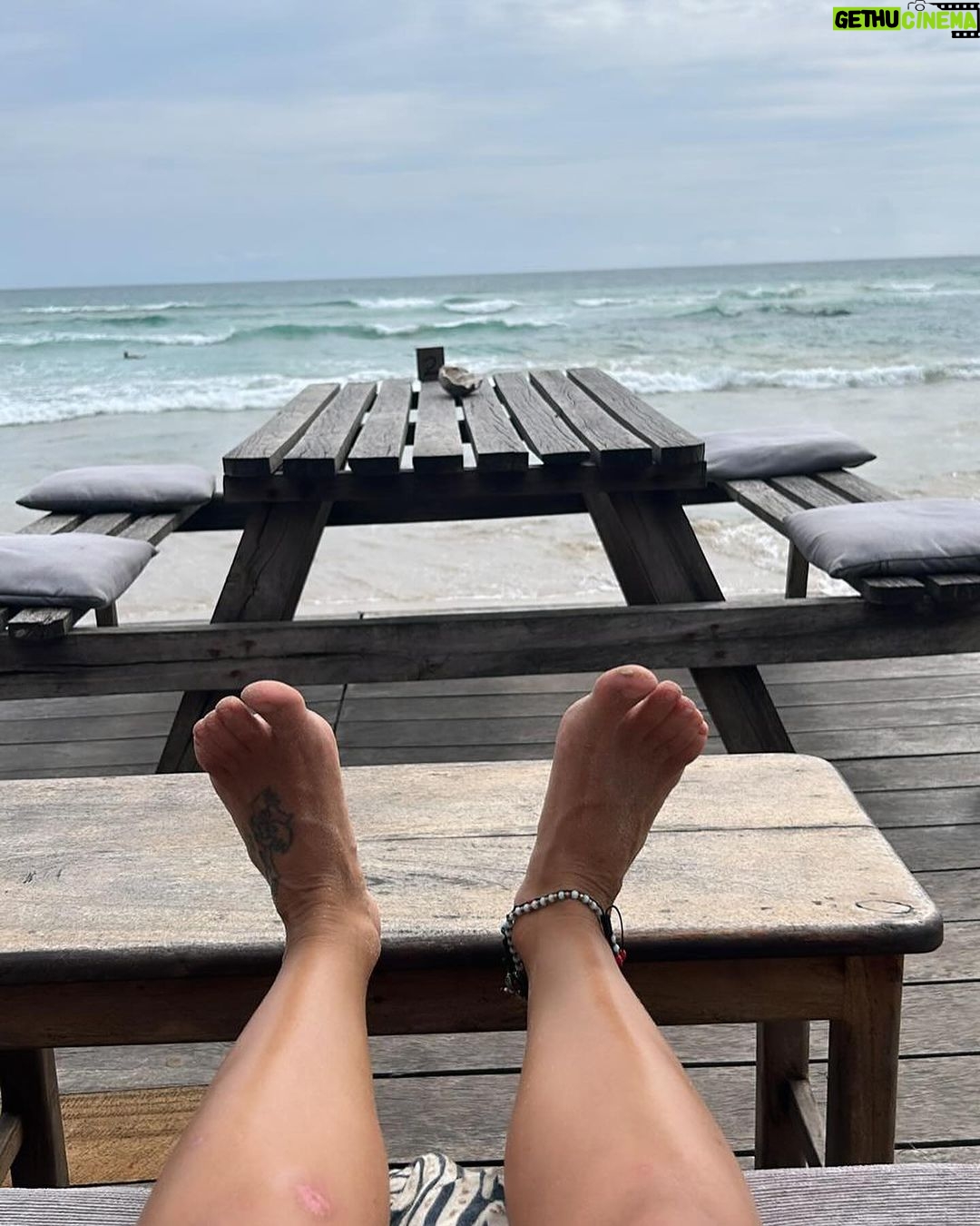 Diana Nicolau Instagram - Time to say goodbye to Sri Lanka. 🥹🥹🥹 Mudei de planos. À mesa numa conversa ontem eu dizia que estava com um problema porque não sabia pra onde devia ir a seguir, se Índia, se Vietname, Maldivas, Filipinas ou Cambodja. Se este é o meu problema, não tenho problema nenhum. Está caladinha mas é e muita #gratiluz por este problema bom. Elas diziam: “Just book a flight.” Ok, então moeda ao ar e decidi Cambodja. Depois daí atravesso a fronteira por terra e vou para o Vietname que lá tenho uma surpresa à minha espera para o revelhão. 🥳 Isso e o espectáculo @desconfortavel_um_monologo em Janeiro em Lisboa são as únicas coisas planeadas, ou achavam que já não voltava mais? 😏 (Já agora os bilhetes continuam à venda ▶️link na bio◀️) Onde é que eu ia?… 🤔 Ah! 😌As possibilidades são infinitivas. Quer dizer, médio. Possibilidades dentro de um orçamento low cost, que a miúda é doida mas não é rica. 🤑 E quando vi que os voos para o Cambodja estavam carotes, alguém disse: “Try Thailand, it’s cheaper!” E não é que é mesmo. 🤩 E já que voar da Tailândia é mais barato, porque não aproveitar e passar uns dias em Bangkok que não conheço. Afinal de contas, depois de duas semanas de praia e papo pro ar, esta alma inquieta já está com saudades de um frenesim de cidade e tuktuks. 😵💫😵💫😵💫🤪🤪 Pronto, então ‘tá feito. Amanhã logo venho contar a que é que sabe o Pad Thai por lá. Aceito dicas para o meu pitstop de 48horas em Bangkok. 😏🤘🏼 Grati quê? Luz. 🙏