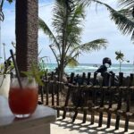 Diana Nicolau Instagram - Time to say goodbye to Sri Lanka. 🥹🥹🥹 Mudei de planos. À mesa numa conversa ontem eu dizia que estava com um problema porque não sabia pra onde devia ir a seguir, se Índia, se Vietname, Maldivas, Filipinas ou Cambodja. Se este é o meu problema, não tenho problema nenhum. Está caladinha mas é e muita #gratiluz por este problema bom. Elas diziam: “Just book a flight.” Ok, então moeda ao ar e decidi Cambodja. Depois daí atravesso a fronteira por terra e vou para o Vietname que lá tenho uma surpresa à minha espera para o revelhão. 🥳 Isso e o espectáculo @desconfortavel_um_monologo em Janeiro em Lisboa são as únicas coisas planeadas, ou achavam que já não voltava mais? 😏 (Já agora os bilhetes continuam à venda ▶️link na bio◀️) Onde é que eu ia?… 🤔 Ah! 😌As possibilidades são infinitivas. Quer dizer, médio. Possibilidades dentro de um orçamento low cost, que a miúda é doida mas não é rica. 🤑 E quando vi que os voos para o Cambodja estavam carotes, alguém disse: “Try Thailand, it’s cheaper!” E não é que é mesmo. 🤩 E já que voar da Tailândia é mais barato, porque não aproveitar e passar uns dias em Bangkok que não conheço. Afinal de contas, depois de duas semanas de praia e papo pro ar, esta alma inquieta já está com saudades de um frenesim de cidade e tuktuks. 😵‍💫😵‍💫😵‍💫🤪🤪 Pronto, então ‘tá feito. Amanhã logo venho contar a que é que sabe o Pad Thai por lá. Aceito dicas para o meu pitstop de 48horas em Bangkok. 😏🤘🏼 Grati quê? Luz. 🙏