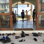 Diana Nicolau Instagram - Time to say goodbye to Sri Lanka. 🥹🥹🥹 Mudei de planos. À mesa numa conversa ontem eu dizia que estava com um problema porque não sabia pra onde devia ir a seguir, se Índia, se Vietname, Maldivas, Filipinas ou Cambodja. Se este é o meu problema, não tenho problema nenhum. Está caladinha mas é e muita #gratiluz por este problema bom. Elas diziam: “Just book a flight.” Ok, então moeda ao ar e decidi Cambodja. Depois daí atravesso a fronteira por terra e vou para o Vietname que lá tenho uma surpresa à minha espera para o revelhão. 🥳 Isso e o espectáculo @desconfortavel_um_monologo em Janeiro em Lisboa são as únicas coisas planeadas, ou achavam que já não voltava mais? 😏 (Já agora os bilhetes continuam à venda ▶️link na bio◀️) Onde é que eu ia?… 🤔 Ah! 😌As possibilidades são infinitivas. Quer dizer, médio. Possibilidades dentro de um orçamento low cost, que a miúda é doida mas não é rica. 🤑 E quando vi que os voos para o Cambodja estavam carotes, alguém disse: “Try Thailand, it’s cheaper!” E não é que é mesmo. 🤩 E já que voar da Tailândia é mais barato, porque não aproveitar e passar uns dias em Bangkok que não conheço. Afinal de contas, depois de duas semanas de praia e papo pro ar, esta alma inquieta já está com saudades de um frenesim de cidade e tuktuks. 😵‍💫😵‍💫😵‍💫🤪🤪 Pronto, então ‘tá feito. Amanhã logo venho contar a que é que sabe o Pad Thai por lá. Aceito dicas para o meu pitstop de 48horas em Bangkok. 😏🤘🏼 Grati quê? Luz. 🙏
