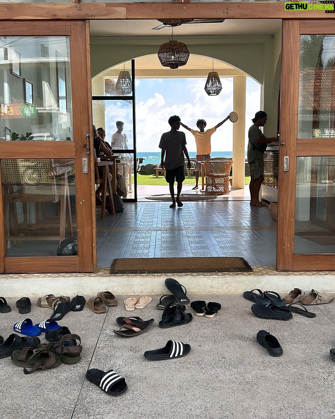 Diana Nicolau Instagram - Time to say goodbye to Sri Lanka. 🥹🥹🥹 Mudei de planos. À mesa numa conversa ontem eu dizia que estava com um problema porque não sabia pra onde devia ir a seguir, se Índia, se Vietname, Maldivas, Filipinas ou Cambodja. Se este é o meu problema, não tenho problema nenhum. Está caladinha mas é e muita #gratiluz por este problema bom. Elas diziam: “Just book a flight.” Ok, então moeda ao ar e decidi Cambodja. Depois daí atravesso a fronteira por terra e vou para o Vietname que lá tenho uma surpresa à minha espera para o revelhão. 🥳 Isso e o espectáculo @desconfortavel_um_monologo em Janeiro em Lisboa são as únicas coisas planeadas, ou achavam que já não voltava mais? 😏 (Já agora os bilhetes continuam à venda ▶️link na bio◀️) Onde é que eu ia?… 🤔 Ah! 😌As possibilidades são infinitivas. Quer dizer, médio. Possibilidades dentro de um orçamento low cost, que a miúda é doida mas não é rica. 🤑 E quando vi que os voos para o Cambodja estavam carotes, alguém disse: “Try Thailand, it’s cheaper!” E não é que é mesmo. 🤩 E já que voar da Tailândia é mais barato, porque não aproveitar e passar uns dias em Bangkok que não conheço. Afinal de contas, depois de duas semanas de praia e papo pro ar, esta alma inquieta já está com saudades de um frenesim de cidade e tuktuks. 😵💫😵💫😵💫🤪🤪 Pronto, então ‘tá feito. Amanhã logo venho contar a que é que sabe o Pad Thai por lá. Aceito dicas para o meu pitstop de 48horas em Bangkok. 😏🤘🏼 Grati quê? Luz. 🙏