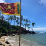 Diana Nicolau Instagram - Time to say goodbye to Sri Lanka. 🥹🥹🥹 Mudei de planos. À mesa numa conversa ontem eu dizia que estava com um problema porque não sabia pra onde devia ir a seguir, se Índia, se Vietname, Maldivas, Filipinas ou Cambodja. Se este é o meu problema, não tenho problema nenhum. Está caladinha mas é e muita #gratiluz por este problema bom. Elas diziam: “Just book a flight.” Ok, então moeda ao ar e decidi Cambodja. Depois daí atravesso a fronteira por terra e vou para o Vietname que lá tenho uma surpresa à minha espera para o revelhão. 🥳 Isso e o espectáculo @desconfortavel_um_monologo em Janeiro em Lisboa são as únicas coisas planeadas, ou achavam que já não voltava mais? 😏 (Já agora os bilhetes continuam à venda ▶️link na bio◀️) Onde é que eu ia?… 🤔 Ah! 😌As possibilidades são infinitivas. Quer dizer, médio. Possibilidades dentro de um orçamento low cost, que a miúda é doida mas não é rica. 🤑 E quando vi que os voos para o Cambodja estavam carotes, alguém disse: “Try Thailand, it’s cheaper!” E não é que é mesmo. 🤩 E já que voar da Tailândia é mais barato, porque não aproveitar e passar uns dias em Bangkok que não conheço. Afinal de contas, depois de duas semanas de praia e papo pro ar, esta alma inquieta já está com saudades de um frenesim de cidade e tuktuks. 😵‍💫😵‍💫😵‍💫🤪🤪 Pronto, então ‘tá feito. Amanhã logo venho contar a que é que sabe o Pad Thai por lá. Aceito dicas para o meu pitstop de 48horas em Bangkok. 😏🤘🏼 Grati quê? Luz. 🙏