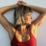Diana Nicolau Instagram - Tenho medo do mar. Não gosto muito de alturas. Não sou fã de velocidades. Não me dou bem em sítios fechados. Tenho problemas em confiar. Evito grandes multidões. Mas sei que se não romper da minha zona de conforto, fico toda atrofiadinha. É por isso que escolho, todos os dias, ser lagosta. 🦞🦞🦞🦞 “As lagostas rompem da sua carapaça cada vez que ela se torna apertada e desconfortável, e criam uma nova. Mesmo que isso implique ficarem completamente vulneráveis e expostas a predadores, correndo o risco de serem atacadas, sem protecção, durante um tempo. E fazem isso mais de 25 vezes ao longo da vida.” 🦞🦞🦞🦞 D E S C O N F O R T Á V E L - um monólogo de Diana Nicolau De 11 a 14 de Janeiro No Espaço Escola de Mulheres, Clube Estefânia Sáb a quarta às 21:00h Domingo 17:30h FICHA ARTÍSTICA Texto, Criação, Encenação e Interpretação Diana Nicolau Assistência e apoio à criação Inês Ferreira Silva Desenho de som André Freitas de Almeida Desenho de luz Rui Braga Cenografia e Direcção Arte Cuca Figurinos José António Tenente Tecido Vertical M. Matias Movimento Inês Afflalo Direcção Técnica e Operação Daniel Nicolau Fernandes Apoio ao vídeo Jorge Albuquerque Comunicação Ana Nicolau Fotografia Raquel Pellicano Um agradecimento especial às vozes: André de Almeida, André Nunes, Bruno Madeira, Eduardo Rêgo, Elsa Galvão, Inês Ferreira da Silva, Ivo Canelas, Rita J. Cervantes, Lúcia Moniz, Mafalda Marafusta, Manuel Moreira, Maria Camões, Marta J. Cervantes, Rafaela Covas & Vítor Sousa. Apoios Fundação GDA, KIA Portugal, Saugella Parceiros GUEL Produções Audiovisuais, f508, Restaurante A Minha Avó, Tiago Cabaço Winery acolhimento @escolademulheres1995 Bilhetes à venda @desconfortavel_um_monologo Lobster Mathilda by @matprikker ❤️ Desconforto é aquilo que todos nós sentimos imediatamente antes de a mudança acontecer 🦞 M'pay Bay, Koh Rong Samloen