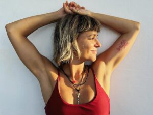 Diana Nicolau Instagram - Tenho medo do mar. 
Não gosto muito de alturas. 
Não sou fã de velocidades. 
Não me dou bem em sítios fechados. 
Tenho problemas em confiar. 
Evito grandes multidões. 
Mas sei que se não romper da minha zona de conforto, fico toda atrofiadinha. 
É por isso que escolho, todos os dias, ser lagosta. 

🦞🦞🦞🦞

“As lagostas rompem da sua carapaça cada vez que ela se torna apertada e desconfortável, e criam uma nova. Mesmo que isso implique ficarem completamente vulneráveis e expostas a predadores, correndo o risco de serem atacadas, sem protecção, durante um tempo. E fazem isso mais de 25 vezes ao longo da vida.”

🦞🦞🦞🦞

D E S C O N F O R T Á V E L 
- um monólogo de Diana Nicolau

De 11 a 14 de Janeiro
No Espaço Escola de Mulheres, Clube Estefânia 
Sáb a quarta às 21:00h
Domingo 17:30h 

FICHA ARTÍSTICA
Texto, Criação, Encenação e Interpretação  Diana Nicolau
Assistência e apoio à criação Inês Ferreira Silva
Desenho de som André Freitas de Almeida
Desenho de luz  Rui Braga
Cenografia e Direcção Arte Cuca
Figurinos  José António Tenente
Tecido Vertical M. Matias
Movimento Inês Afflalo
Direcção Técnica e Operação Daniel Nicolau Fernandes Apoio ao vídeo  Jorge Albuquerque
Comunicação Ana Nicolau
Fotografia Raquel Pellicano
Um agradecimento especial às vozes:
André de Almeida, André Nunes, Bruno Madeira, Eduardo Rêgo, Elsa Galvão, Inês Ferreira da Silva, Ivo Canelas, Rita J. Cervantes, Lúcia Moniz, Mafalda Marafusta,
Manuel Moreira, Maria Camões, Marta J. Cervantes, Rafaela Covas & Vítor Sousa.
Apoios
Fundação GDA, KIA Portugal, Saugella
Parceiros
GUEL Produções Audiovisuais, f508, Restaurante A Minha Avó, Tiago Cabaço Winery

acolhimento @escolademulheres1995 

Bilhetes à venda @desconfortavel_um_monologo 

Lobster Mathilda by @matprikker ❤️

Desconforto
é
aquilo 
que 
todos 
nós 
sentimos 
imediatamente 
antes 
de
a
mudança
acontecer

🦞