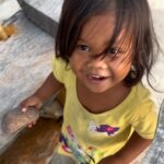 Diana Nicolau Instagram - Depois de uma viagem atribulada de um tuktuk, um autocarro e um barco, 6 horas depois cheguei a uma ilha onde não sei quanto tempo vou estar porque estou à espera do meu visto para o Vietname. Fui avisada que a ilha já não estava como antes, que os investidores (maioritariamente chineses) compraram uma grande parte da ilha e estão a transformar tudo em Resorts. O que antes era paradisíaco e remoto, agora são empreitadas de construção onde as crianças brincam com tijolos e pregos, e imitam os pais que trabalham, os peixes nadam entre sacos de cimento e o chão está coberto de ferramentas rudimentares e muito lixo. Felizmente vim parar à zona mais remota da ilha onde há mais locais que turistas e a única zona da ilha onde os locais são donos das suas terras. Aqui o Sô Jaquim interrompeu a minha meditação, mas serviu como pretexto para juntar as crianças todas e ensinar-lhes outros jogos que não envolvam brincar com lixo nem com pregos afiados. Até sair o visto, vou andar por aqui. Não me parece um mau sítio para esperar. 😌 M'Pay Bay Village