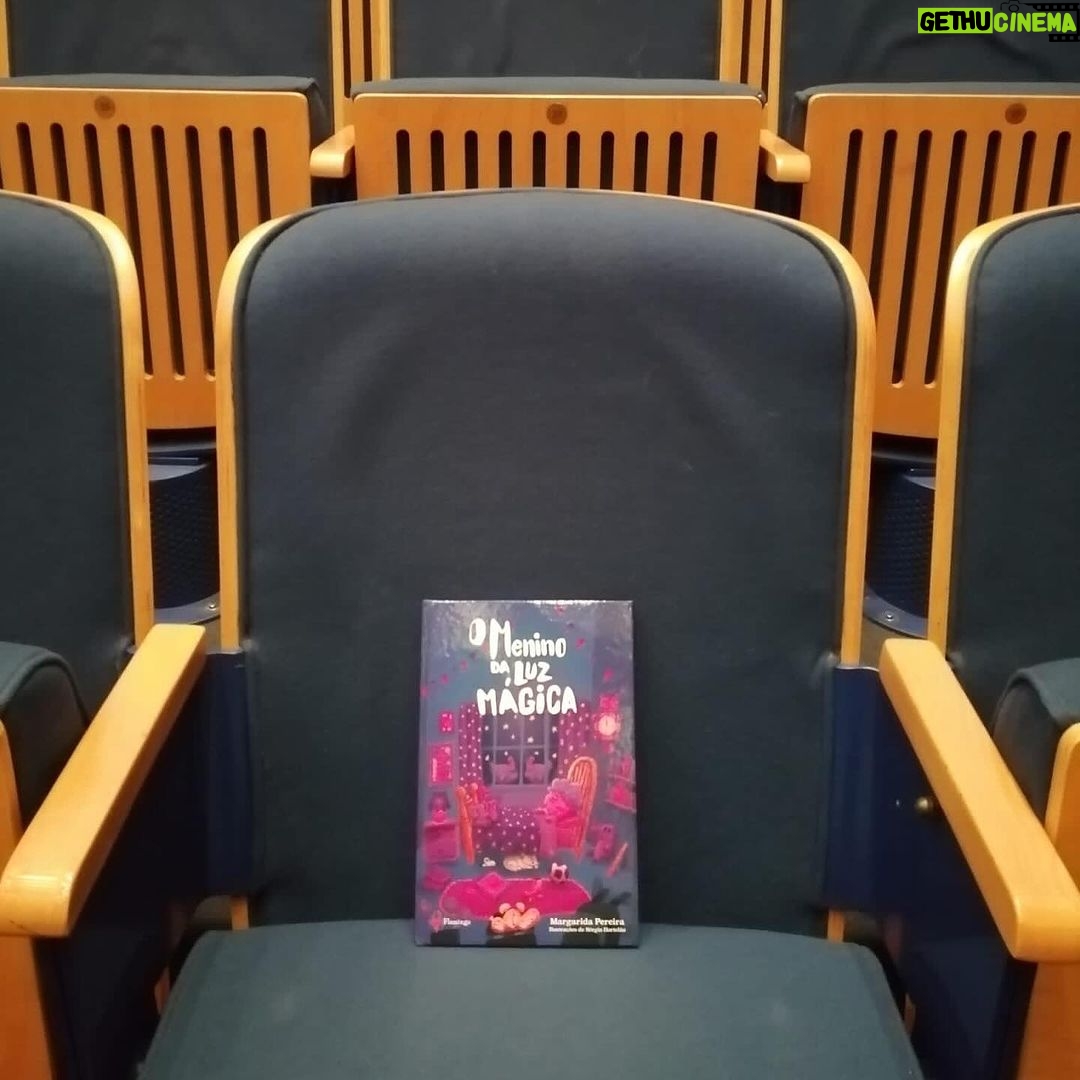 Diana Nicolau Instagram - Adoro oferecer e receber livros, e mesmo que o espírito natalício aqui onde estou não me chegue com tanta força, queria só partilhar esta pérola que a minha amiga @bibica77 tãooooo talentosa e tão “Duarte” escreveu e que pode ser um bom presente de Natal para as vossas crianças. Foi o último livro que li antes de sair de Portugal e nunca mais olhei para as nuvens da mesma maneira. Ontem enquanto atravessava as montanhas do sul do Cambodja, olhava para as nuvens e lembrava-me do Duarte. À medida que vamos crescendo vamos deixando de ver o mundo com olhos de Duarte. Eu luto para que a minha estranheza de olhar o mundo continue e não me torne uma velha rezinga. Sei que vão gostar do Duarte como eu gosto da minha @bibica77 ❤️ #jesuisDuarte 😅 | O Menino da Luz Mágica | Duarte, um menino como todos os outros meninos (ou quase...), começa a ter um comportamento estranho, de um dia para o outro. Toda a aldeia fica a saber do caso e decide envolver-se na história. Para que o Duarte seja “desipnotizado”, a mãe Margarida e o tio Simão depositam toda a sua confiança num misterioso curandeiro que chega à aldeia (curandeiro nuns dias e mágico nos outros): o enigmático Trucalaruca. No final, estes dois amigos vão mostrar a toda a gente que, afinal, o Duarte não era assim tão estranho... Margarida Pereira 🫶🏾 nasceu em Lisboa, em 1977, no Dia de Natal. Viveu a sua infância dentro de um “presépio”, em Alenquer, onde cedo começou a divagar pelo mundo do faz-de-conta. Apaixonou-se por Monteiro Lobato e pelo seu “Sitio do Pica Pau Amarelo”, quando tinha 7 anos, e deixava bilhetes à avó com mensagens da “Cuca” e do “Saci” entre as listas do supermercado. Desde aí, o universo infantil é onde gosta de estar e é lá que cria as suas histórias. 🫶🏾 Ofereçam autores nacionais e emergentes. À venda nas fnacs e wooks etc etc. 😉