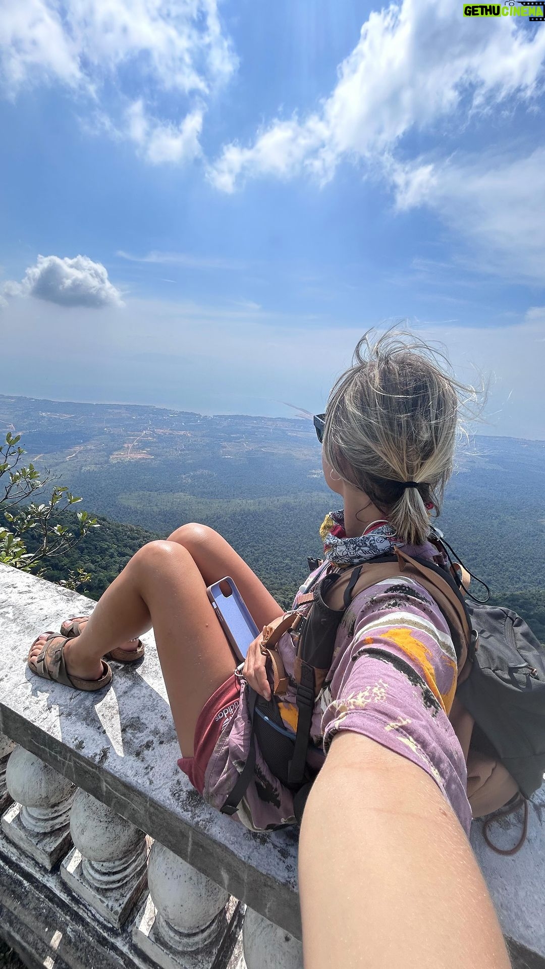 Diana Nicolau Instagram - As únicas palavras que disse hoje estão neste vídeo de 1 minuto. E sábias palavras. Fossem assim todos os dias. Pérolas que saem desta boca. 😏 PS-mentira, depois ao final do dia fui fazer uma aula de culinária e aí disse tudo o que tinha calado todo o dia. Nada sabe tão bem como o silêncio no meio do barulho. Mas sair do silêncio para o barulho - principalmente se meter comida ao barulho 😏 - também não sabe nada mal. Kampot Province