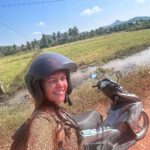 Diana Nicolau Instagram - Já não me lembrava que era tão feliz a andar de mota sem destino. Cambodja, agora sim, depois do dark side… Let’s take a walk on the wild side 😏 🛵 🌍💚 Ride, stop, meet people, eat, drink, ride, sing, honk, repeat. 🫶🏾 Kampot Province