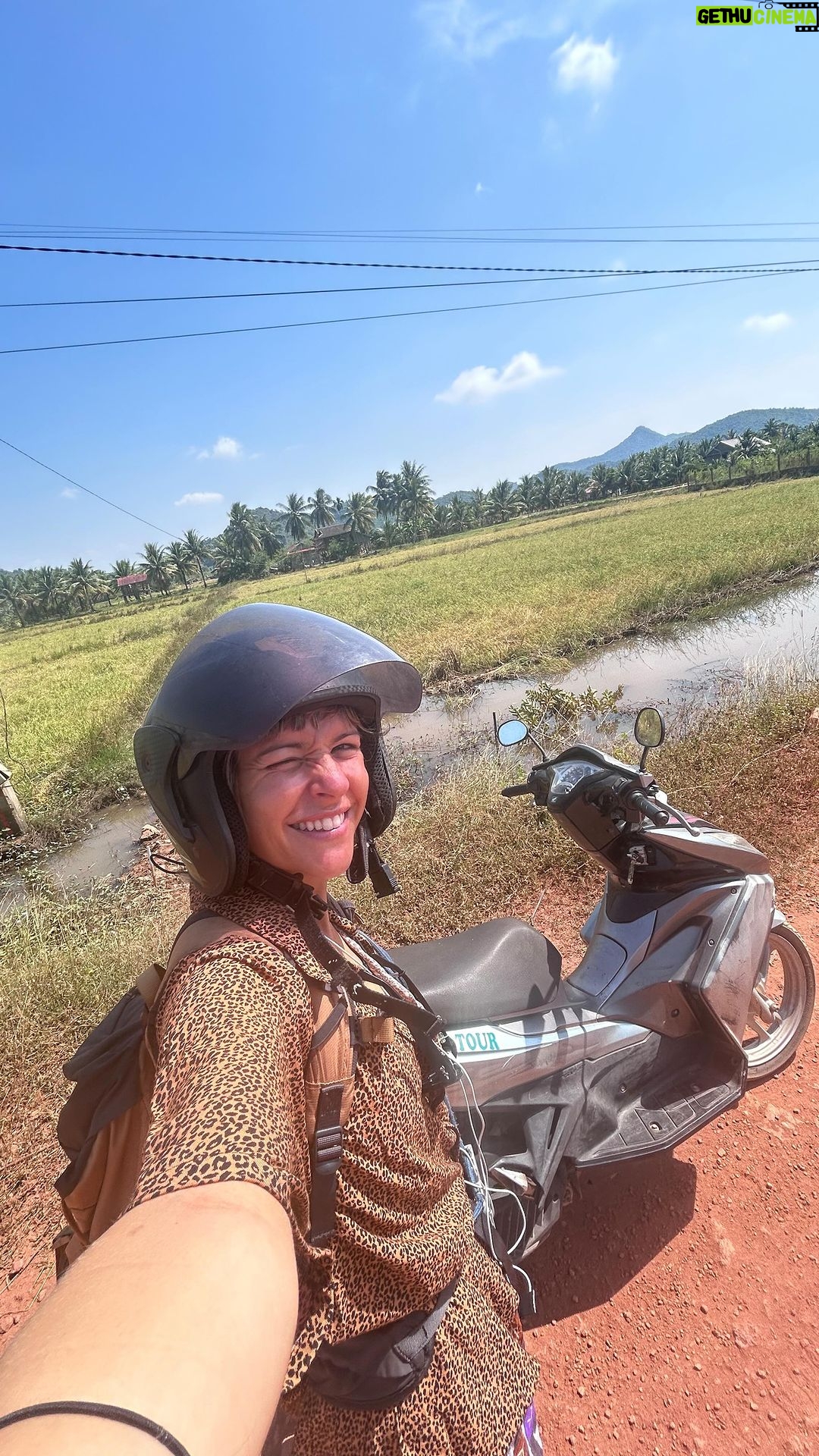 Diana Nicolau Instagram - Já não me lembrava que era tão feliz a andar de mota sem destino. Cambodja, agora sim, depois do dark side… Let’s take a walk on the wild side 😏 🛵 🌍💚 Ride, stop, meet people, eat, drink, ride, sing, honk, repeat. 🫶🏾 Kampot Province