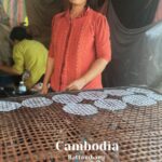 Diana Nicolau Instagram - Às vezes há planos de viagens que são um bocado um tiro no pé. Achei que era o caso de Battambang. 4horas de viagens e um quarto que era uma cela sem vidros com música a bombar até às tantas. Gente a tentar levar-te para todo o lado. Ok, o comboio de bambu que antigamente transportava mercadorias e agora leva turistas a passear 30 minutos por 5 usd, é giro, mas… 🤷‍♀️ A visita à produção caseira de folhas de arroz, sticky rice em canas de bambu, e vinho de arroz, também são giros mas… meh. Foi bom terminar a ver o pôr do sol, com milhões de morcegos 🦇 a dançar no céu. Mas até para isso pagas. 😒 Quando transformam tudo em atracção turística e tentam esmifrar-te ao máximo e com cara de poucos amigos, faz-me pensar duas vezes se devia ter usado dois dias para viajar até ao norte para ver a segunda maior cidade do Cambodja, que afinal nem tem assim nada de especial. Mas depois percebes que é um país que se está a reerguer aos poucos, e que usa o que tem para conseguir reconstruir-se e fazer-se valer. E valeu pelas histórias que ouvi, e pela carga dramática que todas as famílias ainda carregam desde o genocídio horrível que há 50 anos tomou conta do país pela mão do regime do Khmer Rouge. Em Phnom Penh a história é a mesma, mas não faltam imagens para ilustrar as histórias que já ouvi. 😔 Guardo o que vi para mim. 😔 Battambang Province