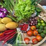Diana Nicolau Instagram - Se o primeiros dois dias em Bangkok foram dedicados aos templos, mercados e a enfardar local food… O terceiro e último dia (manhã, vá!) foi para aprender a cozinhá-la. Marquei esta aula no klook (uma espécie de TripAdvisor asiático) e valeu cada euro (30€). Não fiquei até ao fim porque tinha um avião para apanhar e foi mesmo à justa, mas aprendi 3 dos 4 pratos que mais me interessavam. E Pad Thai e Mango Sticky Rice eram 2 deles. 🙌🏻🙌🏻🙌🏻☺️ Agora, meus queridos foodies que por aqui me seguem, como prometido vou partilhar as receitas. Por apenas 1€, para contribuírem para a minha próxima aula de culinária no Cambodja. 😏 Estou a gozar, segue o link nas stories com as receitas todas. Se fizerem, partilhem que quero espreitar. 😉 Enjoy. PS-Partilhem alguma coisa com alguém hoje, em nome do bom karma 🫶🏾 #sharingiscaring #bangkok #foodie #cookingclass Para quem está por Bangkok e já me escreveu, a escola é esta @sabiengcooking 🙌🏻❤️ Bangkok, Thailand