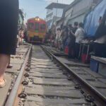 Diana Nicolau Instagram - Bangkok - day 2 Se a primeira manhã do primeiro dia me deixou logo de pé atrás com cidade, a segunda manhã conquistou-me rapidamente. E foi sempre a melhorar até acabar numa noite totalmente inesperada. Para já, fiquem com o resumo da visita ao Railway market onde estive sempre à beira de um ataque cardíaco. Poupei-vos as imagens sangrentas. 😑 de nada. Quando apanhei o metro nesta manhã, não fazia ideia que me ia apaixonar por Bangkok e a culpa foi da Sunny. As pessoas, são sempre as pessoas, como costumo dizer. 😍🫶🏾 Com tão pouco tempo na cidade, rendi-me a uma tour organizada, que eu geralmente evito, mas desta vez foi o destino (ou o @alex_carvalho47 que me falou dela) que me fez cruzar com uma senhora de 50 anos que podia ser eu, se nascesse na Tailândia há 20. 😌 ❤️ Sunny ☀️ Maeklong Railway Market - 美功铁路市场