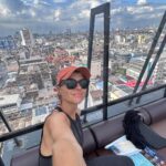 Diana Nicolau Instagram - 🤬IRRITAÇÕES & DICAS FORRETAS 🤑 Aterrei em Bangkok de directa às 4h da manhã e não há tempo a perder que a cidade é grande e eu só tenho 2 dias e meio. Ora bem, hoje no menu tivemos: ▶️ tranquilidade, caos, jardins, trânsito, ar puro, poluição, muita antipatia deles e irritação minha… porque aparentemente gente com decotes até ao umbigo tudo bem, mas um lenço nos ombros é ofensivo, a não ser que “buy our shirt NOW!!” acompanhado de um toque no braço que soou a agressão. 🤬🤬🤬 “- Fiquem lá com o vosso Grand Palace e os 15€ (que não me calei enquanto não mos devolveram) que eu vou a outros templos onde não acham estes ombros uma galderice pegada.” …jogou-se muito ao pictionary para comunicar: 👍 “Up or down? 👎 3? 👌🏼🫸🏼✌🏼🤌🏽☝🏼🤌🏿Meat? Not meat? Pork? Muuuu! Oinc oinc 🐷 not! Where’s the subway? Yes? No? Dress? Covered! Refund refund, hey calm down!” - houve muito disto. Disto também: “No spicy! Promise!!!”… … 😒 Mas porque é que eu ainda vou na conversa! 🥵 Comeu-se bem, papou-se uma massagem vá… média, deu para ter muito ataque de ansiedade nestes mercados estreitos onde - queira Buda que nunca sejam precisas usar saídas de emergências, porque é o viste-las. 👁️ Fiz 16km à pata, e agora o segundo dia está a nascer e hoje há mais. Pelo sim pelo não, levo uma camisola na mala para cobrir estes ombros impuros. 😏 PS-ainda não provei o padthai mas já marquei uma aula de culinária para o aprender a fazer 🤘🏼 #bangkok Bangkok, Thailand