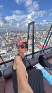 Diana Nicolau Instagram - 🤬IRRITAÇÕES & DICAS FORRETAS 🤑 Aterrei em Bangkok de directa às 4h da manhã e não há tempo a perder que a cidade é grande e eu só tenho 2 dias e meio. Ora bem, hoje no menu tivemos: ▶️ tranquilidade, caos, jardins, trânsito, ar puro, poluição, muita antipatia deles e irritação minha… porque aparentemente gente com decotes até ao umbigo tudo bem, mas um lenço nos ombros é ofensivo, a não ser que “buy our shirt NOW!!” acompanhado de um toque no braço que soou a agressão. 🤬🤬🤬 “- Fiquem lá com o vosso Grand Palace e os 15€ (que não me calei enquanto não mos devolveram) que eu vou a outros templos onde não acham estes ombros uma galderice pegada.” …jogou-se muito ao pictionary para comunicar: 👍 “Up or down? 👎 3? 👌🏼🫸🏼✌🏼🤌🏽☝🏼🤌🏿Meat? Not meat? Pork? Muuuu! Oinc oinc 🐷 not! Where’s the subway? Yes? No? Dress? Covered! Refund refund, hey calm down!” - houve muito disto. Disto também: “No spicy! Promise!!!”… … 😒 Mas porque é que eu ainda vou na conversa! 🥵 Comeu-se bem, papou-se uma massagem vá… média, deu para ter muito ataque de ansiedade nestes mercados estreitos onde - queira Buda que nunca sejam precisas usar saídas de emergências, porque é o viste-las. 👁️ Fiz 16km à pata, e agora o segundo dia está a nascer e hoje há mais. Pelo sim pelo não, levo uma camisola na mala para cobrir estes ombros impuros. 😏 PS-ainda não provei o padthai mas já marquei uma aula de culinária para o aprender a fazer 🤘🏼 #bangkok Bangkok, Thailand